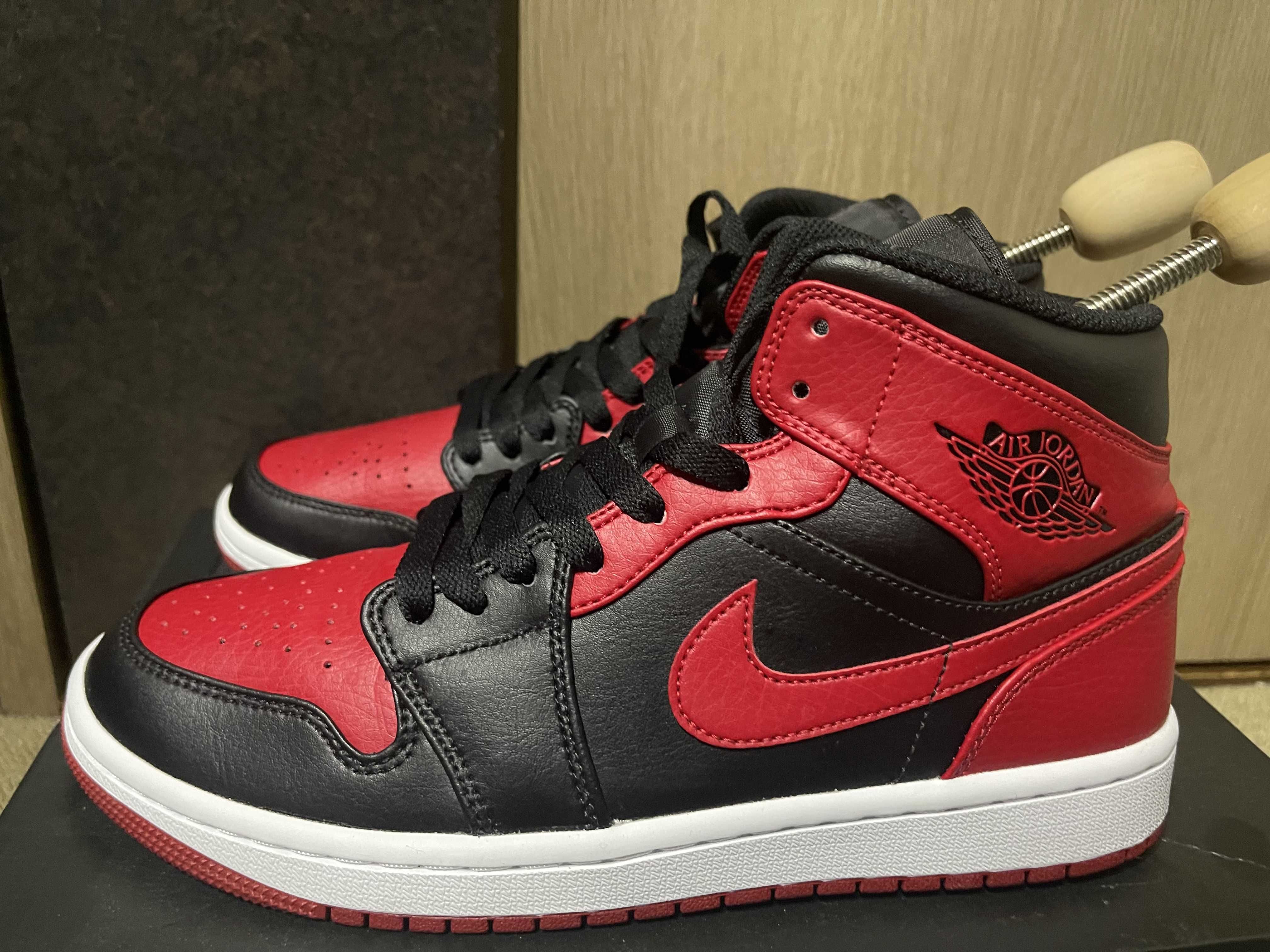 Nike Air Jordan 1 Mid "Bred"