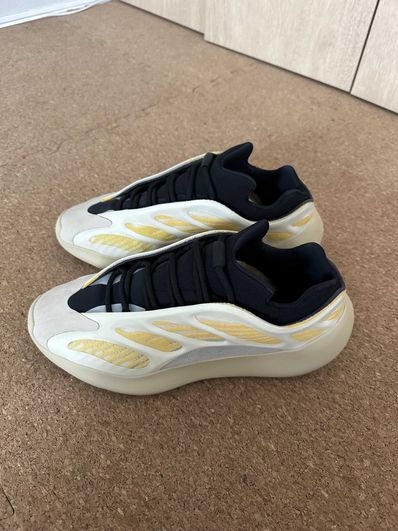 adidas YEEZY 700 V3 "Safflower"