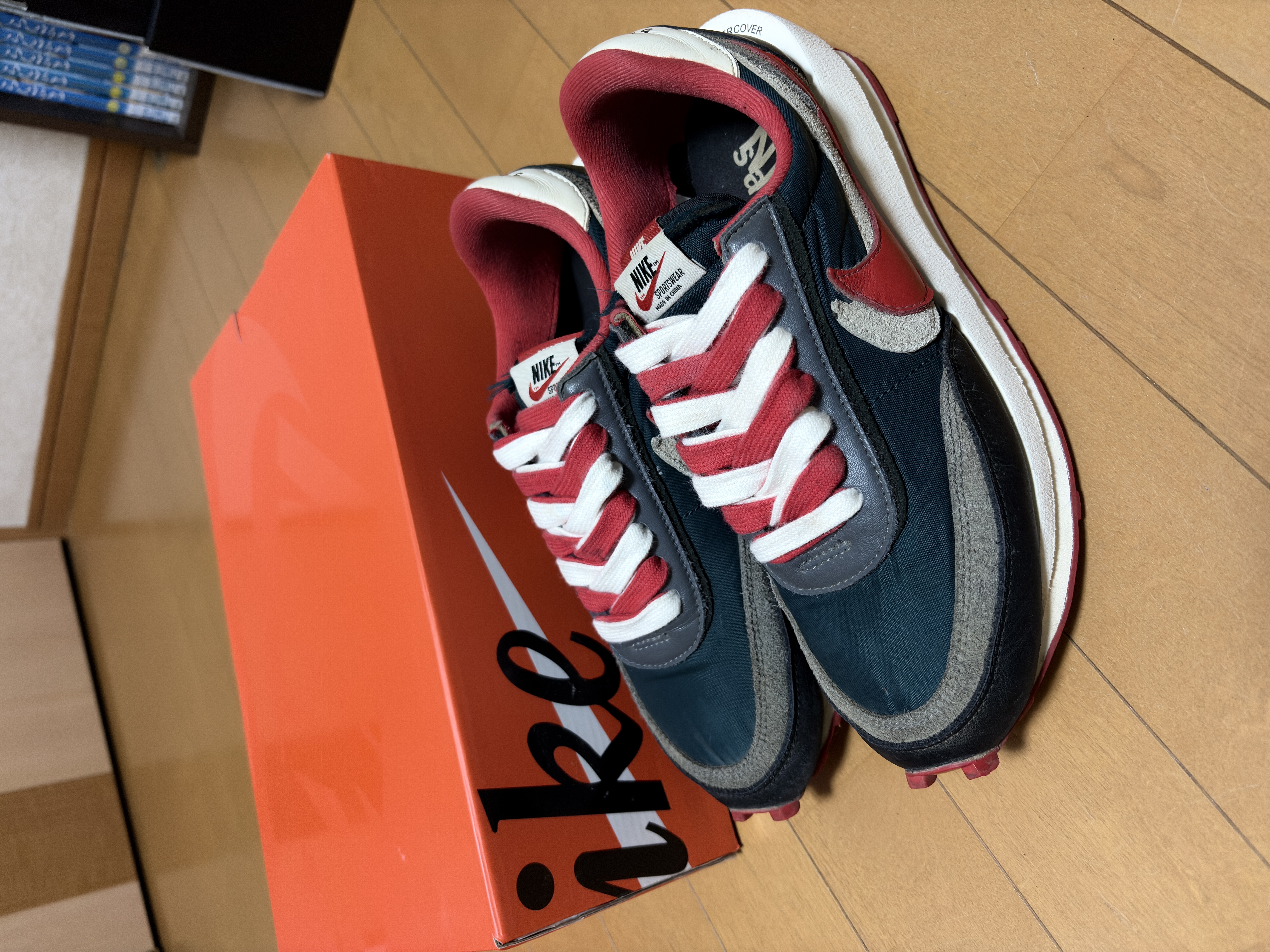 アンダーカバー × サカイ ナイキ LDワッフル "ミッドナイト スプルース/ペール アイボリー-ダーク グレー-ユニバーシティ レッド"