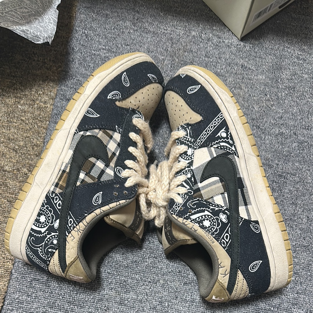Travis Scott × Nike SB Dunk Low "Black/Parachute Beige"