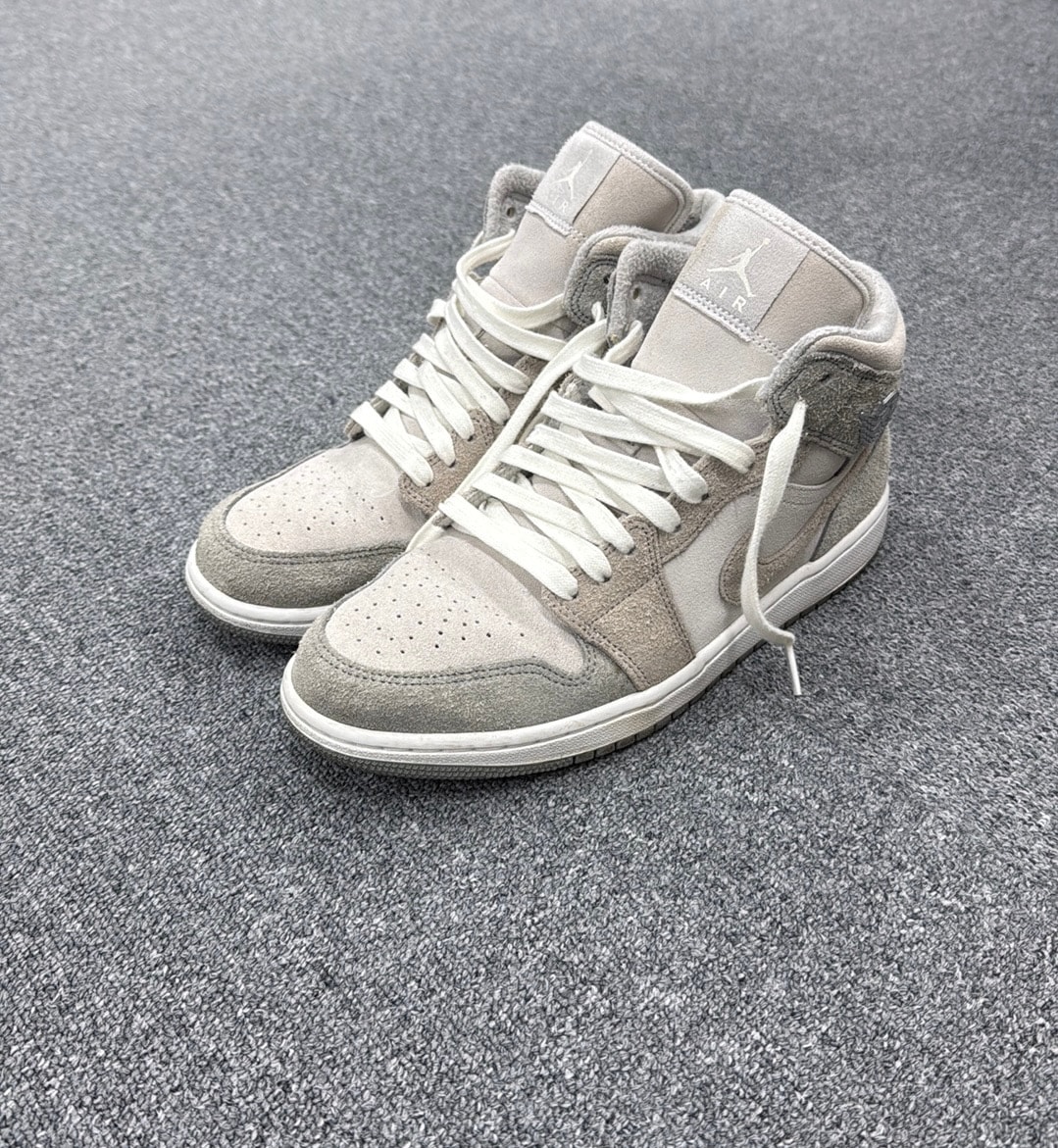 Nike Women's Air Jordan 1 Mid SE "Particle Grey"