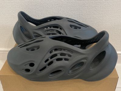 adidas YEEZY Foam Runner "Carbon"