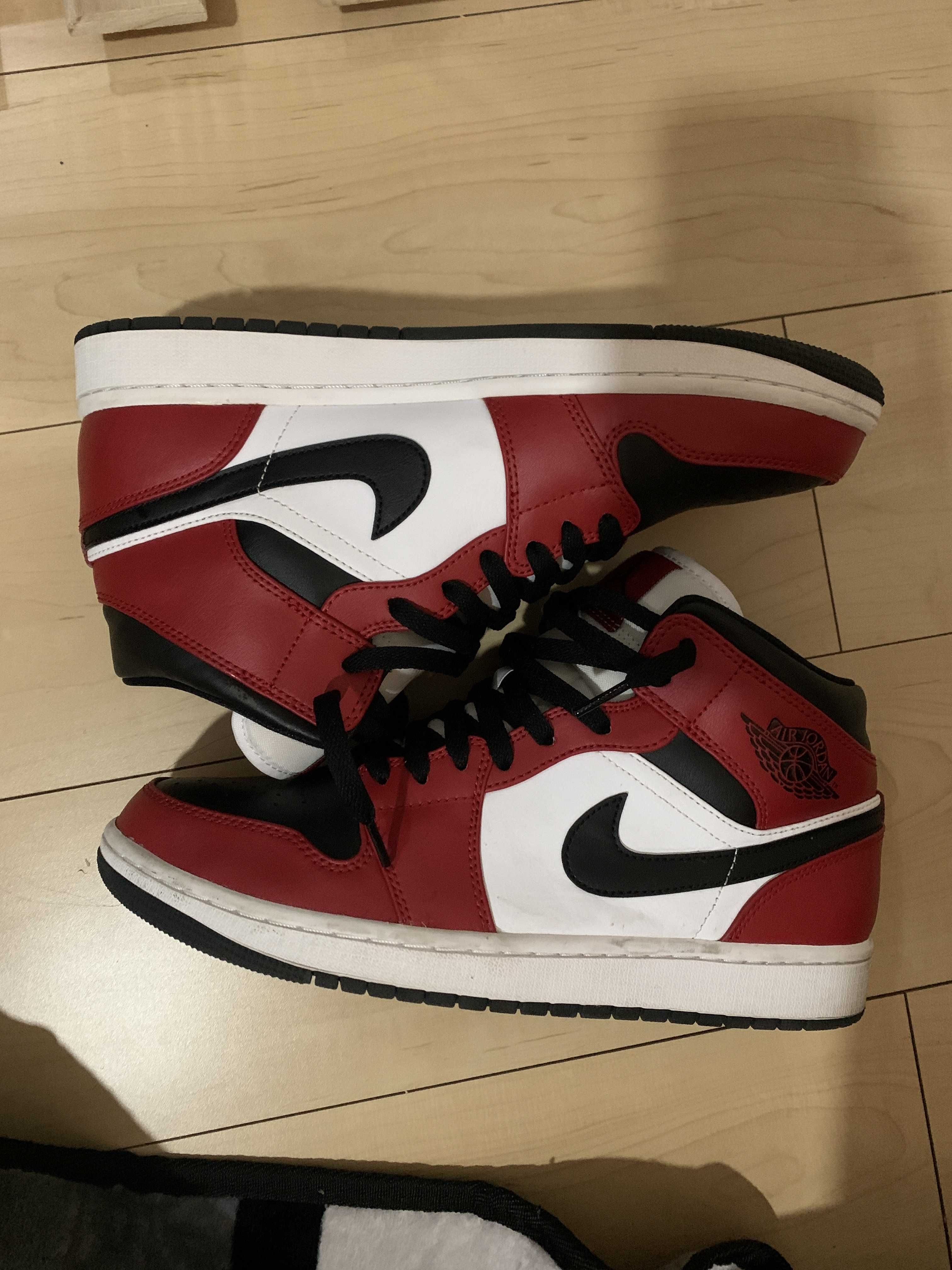 Nike Air Jordan 1 Mid "Chicago Black Toe"