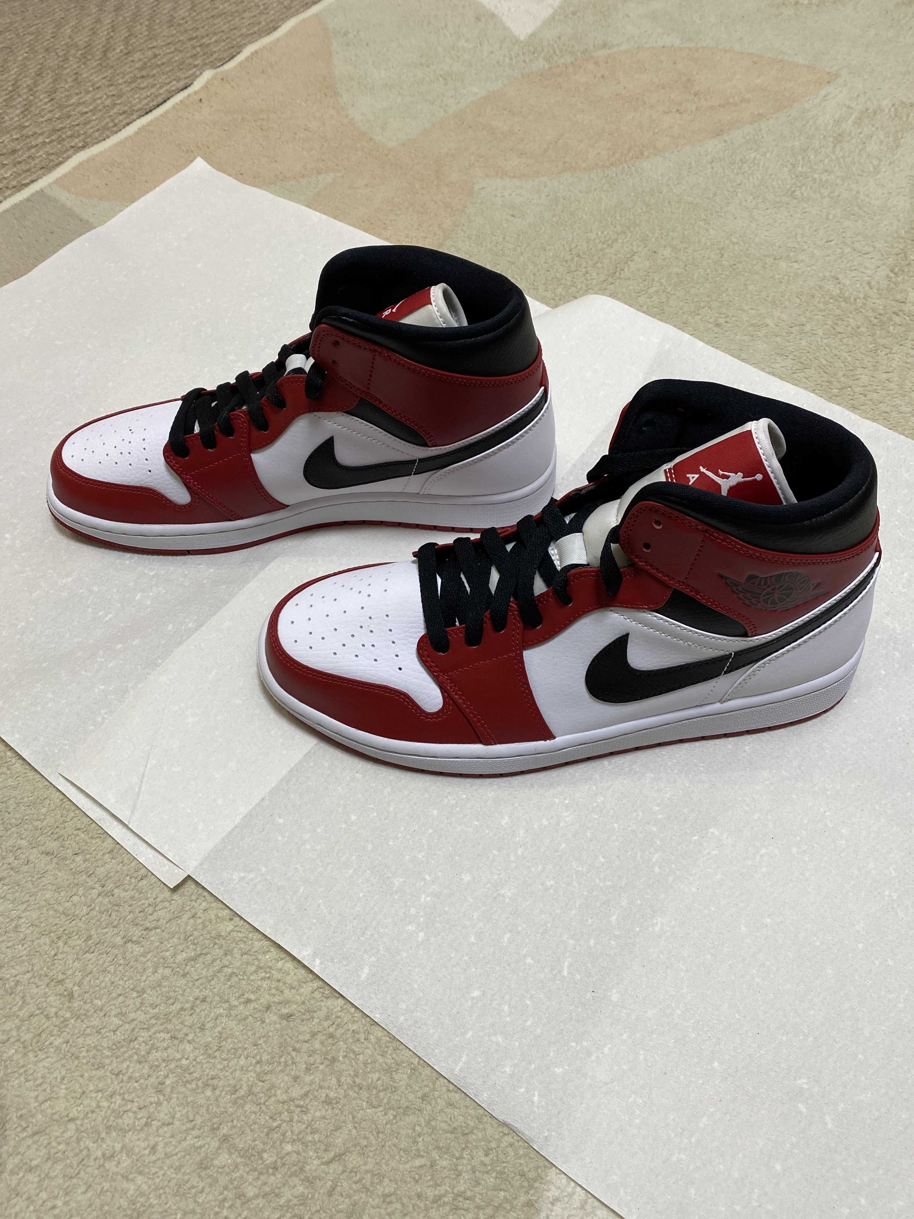 Nike Air Jordan 1 Mid "Chicago"