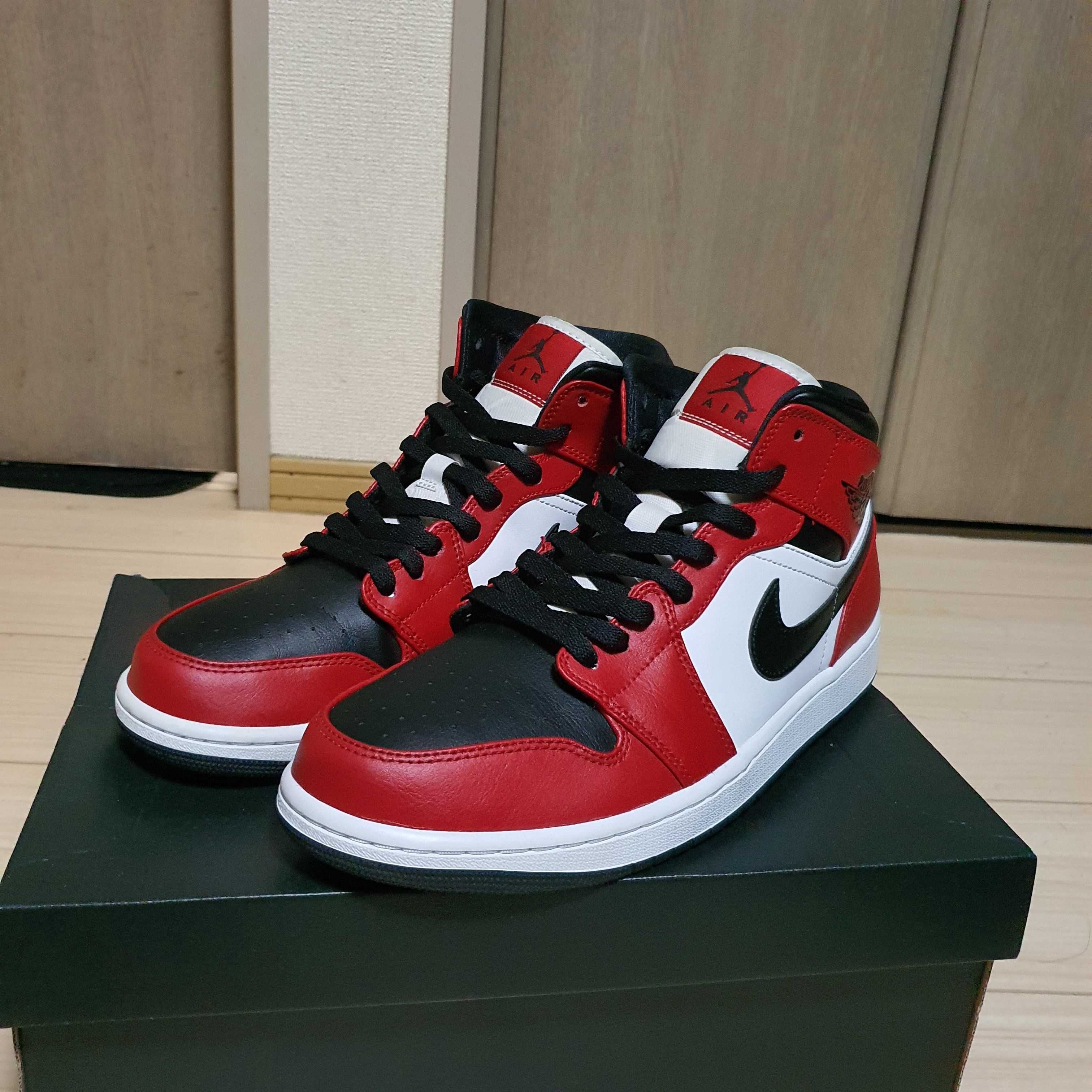 Nike Air Jordan 1 Mid "Chicago Black Toe"