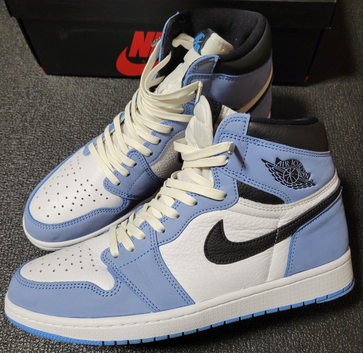 Nike Air Jordan 1 High OG "University Blue"