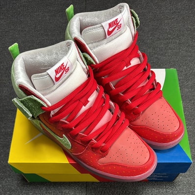 Nike SB Dunk High "Strawberry Cough"