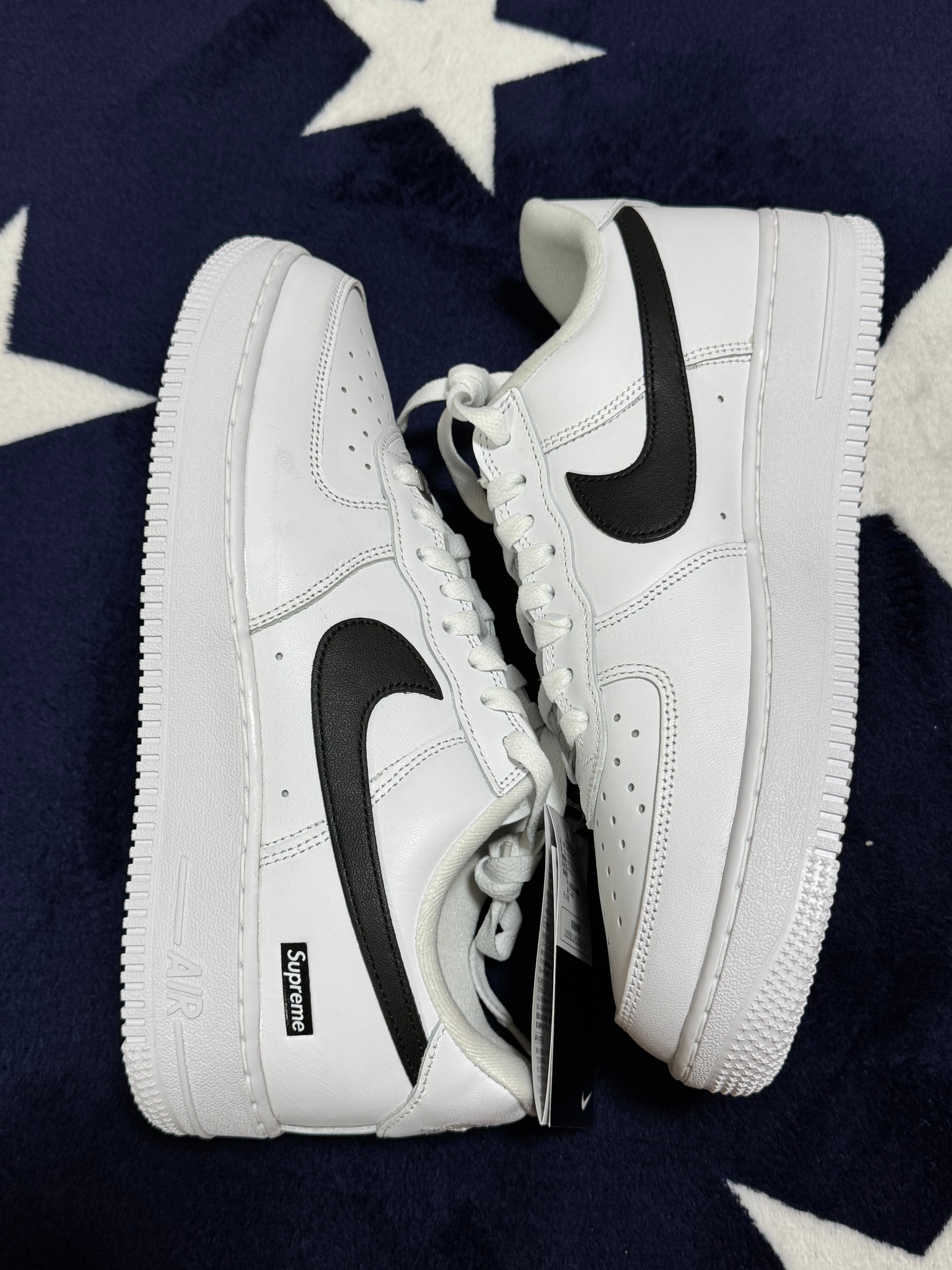 シュプリーム × ナイキ エアフォース1 ロー "ホワイト/ブラック"