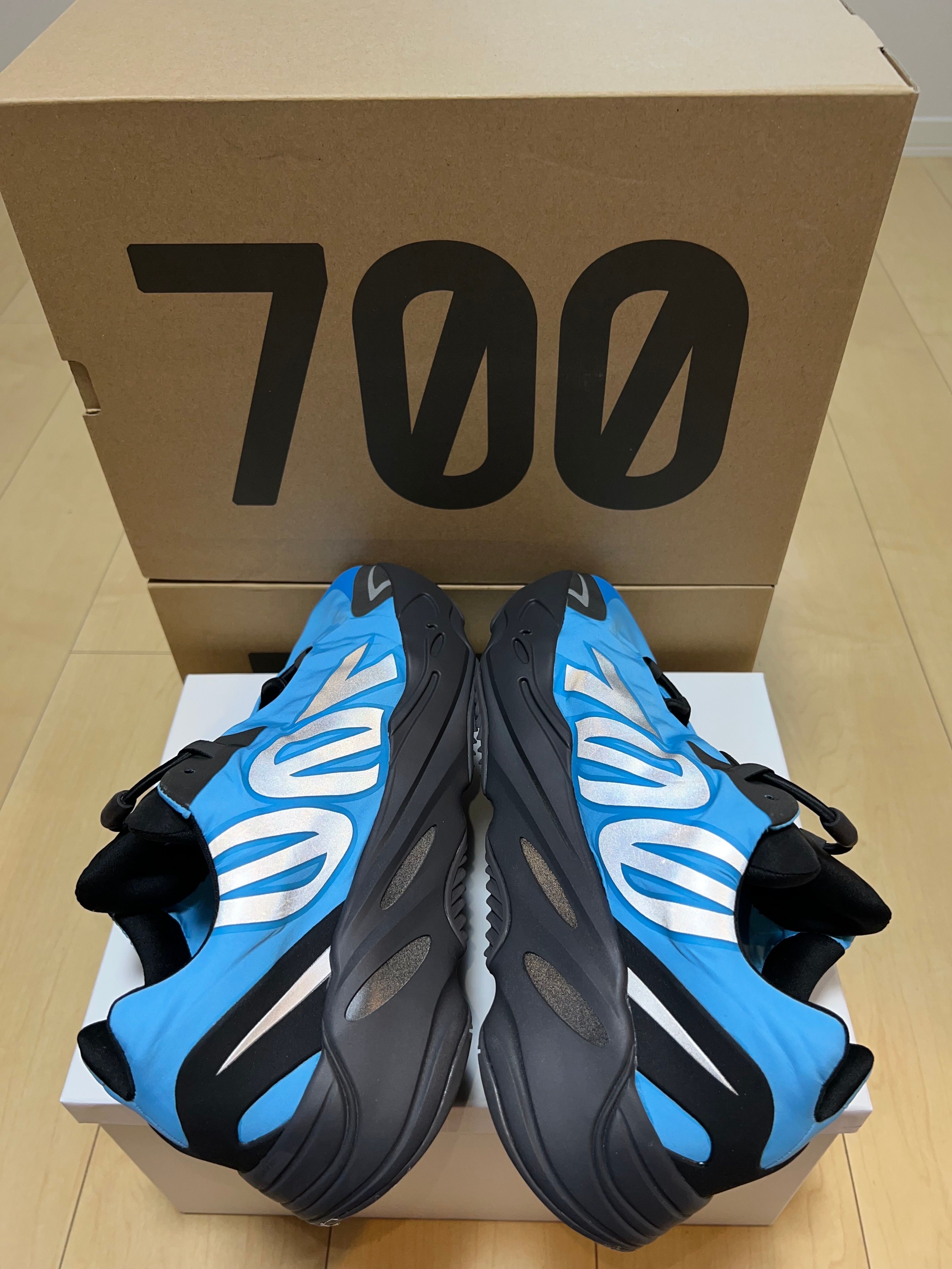 ADIDAS YEEZY 700 MNVN "Bright Cyan/Black"