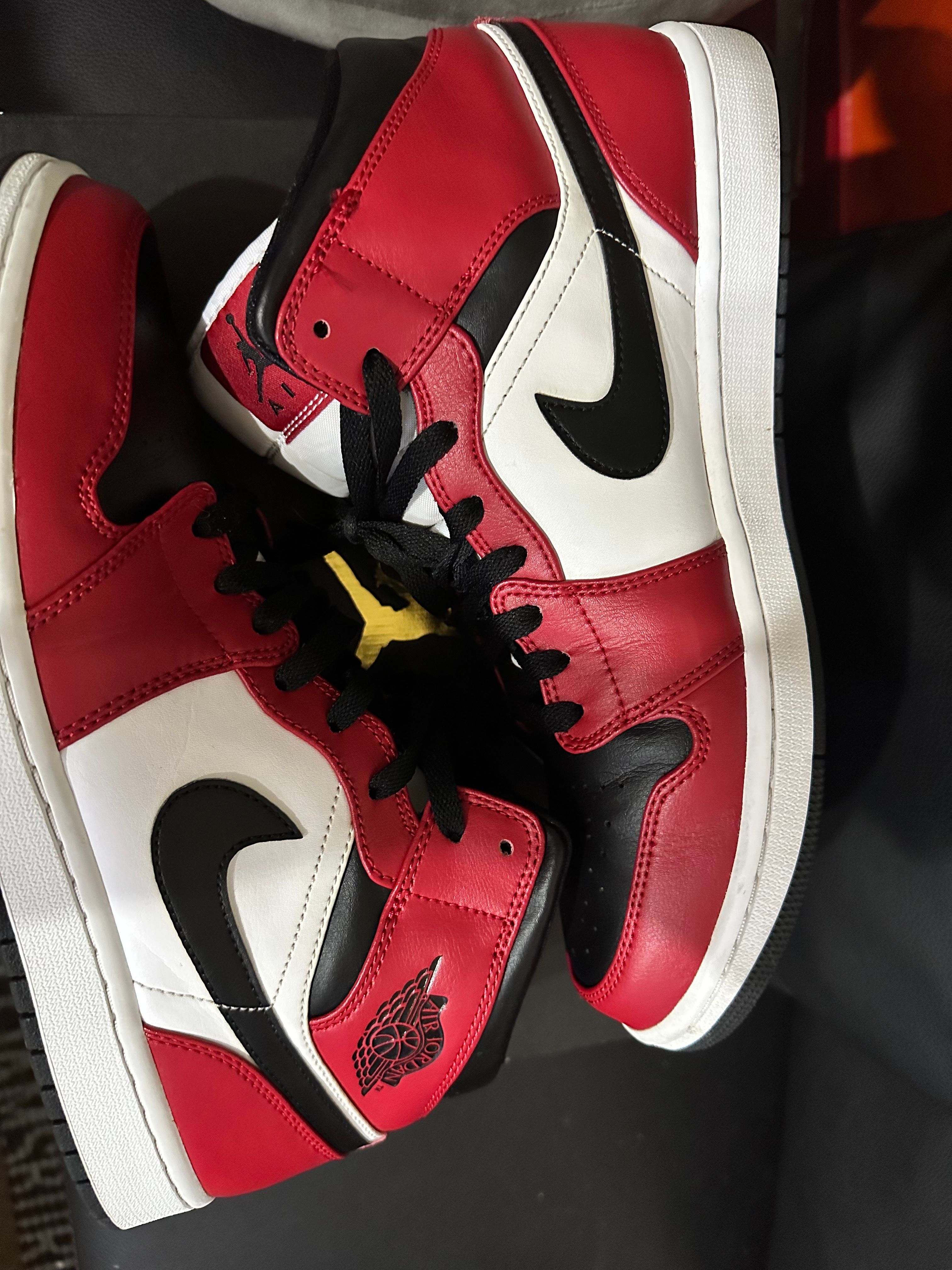 Nike Air Jordan 1 Mid "Chicago Black Toe"