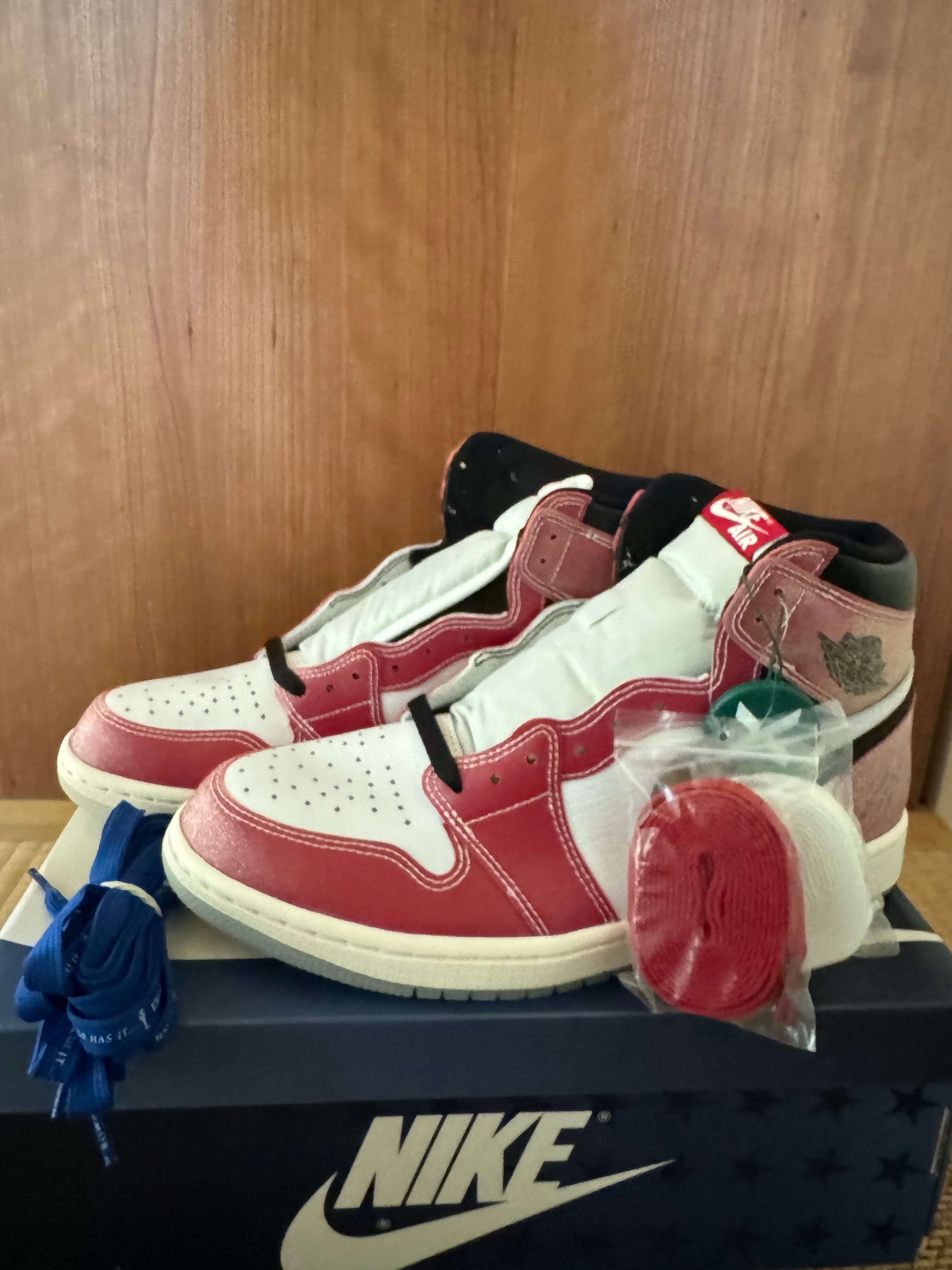Trophy Room × Nike Air Jordan 1 Retro High "Chicago" (Friends and Family) (Blue Laces)