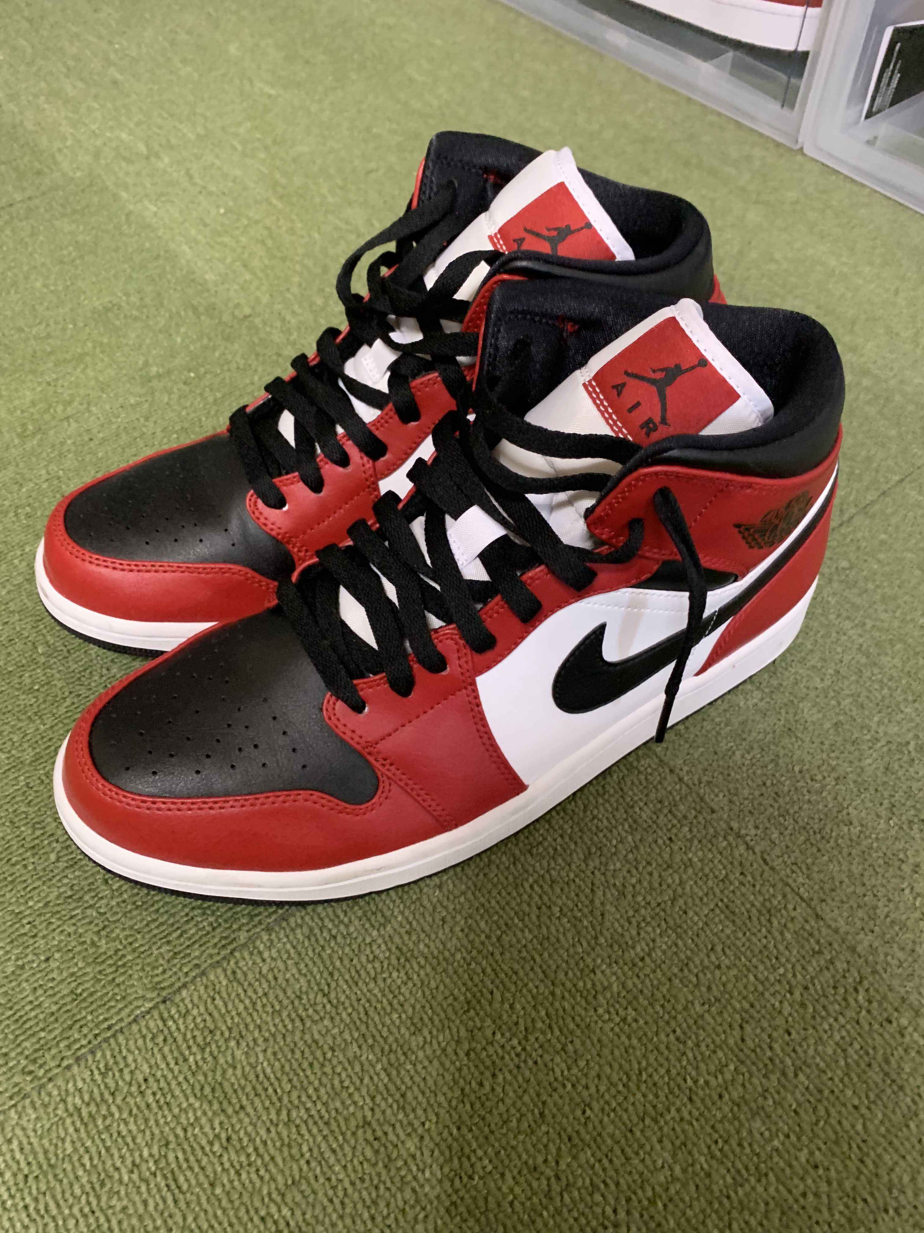 Nike Air Jordan 1 Mid "Chicago Black Toe"