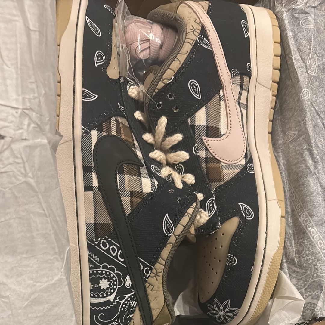 トラヴィススコット × ナイキ SB ダンク ロー "ブラック/パラシュートベージュ"