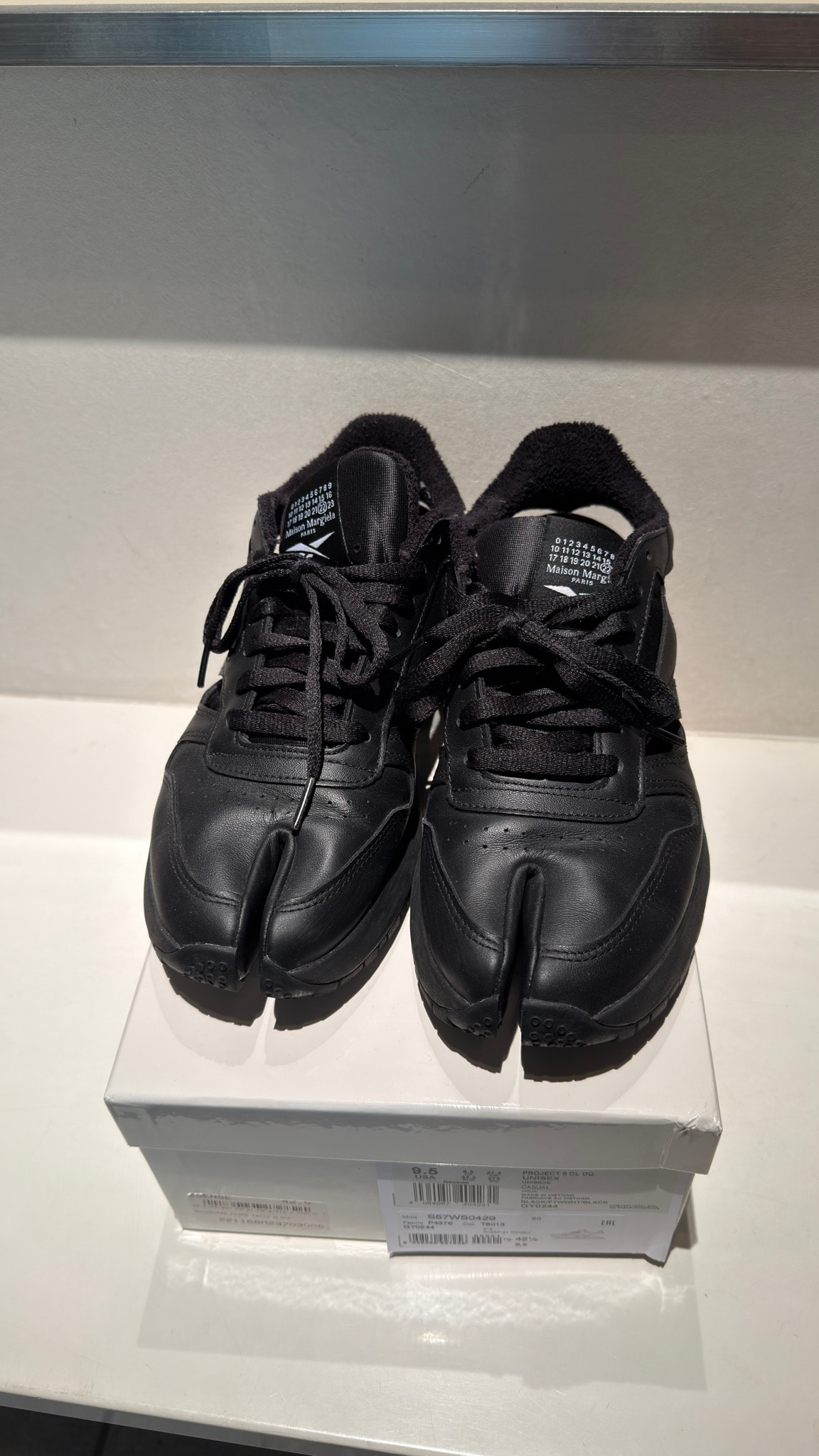 Maison Margiela x Reebok Classic Leather Tabi DQ "Black/Footwear White/Black"