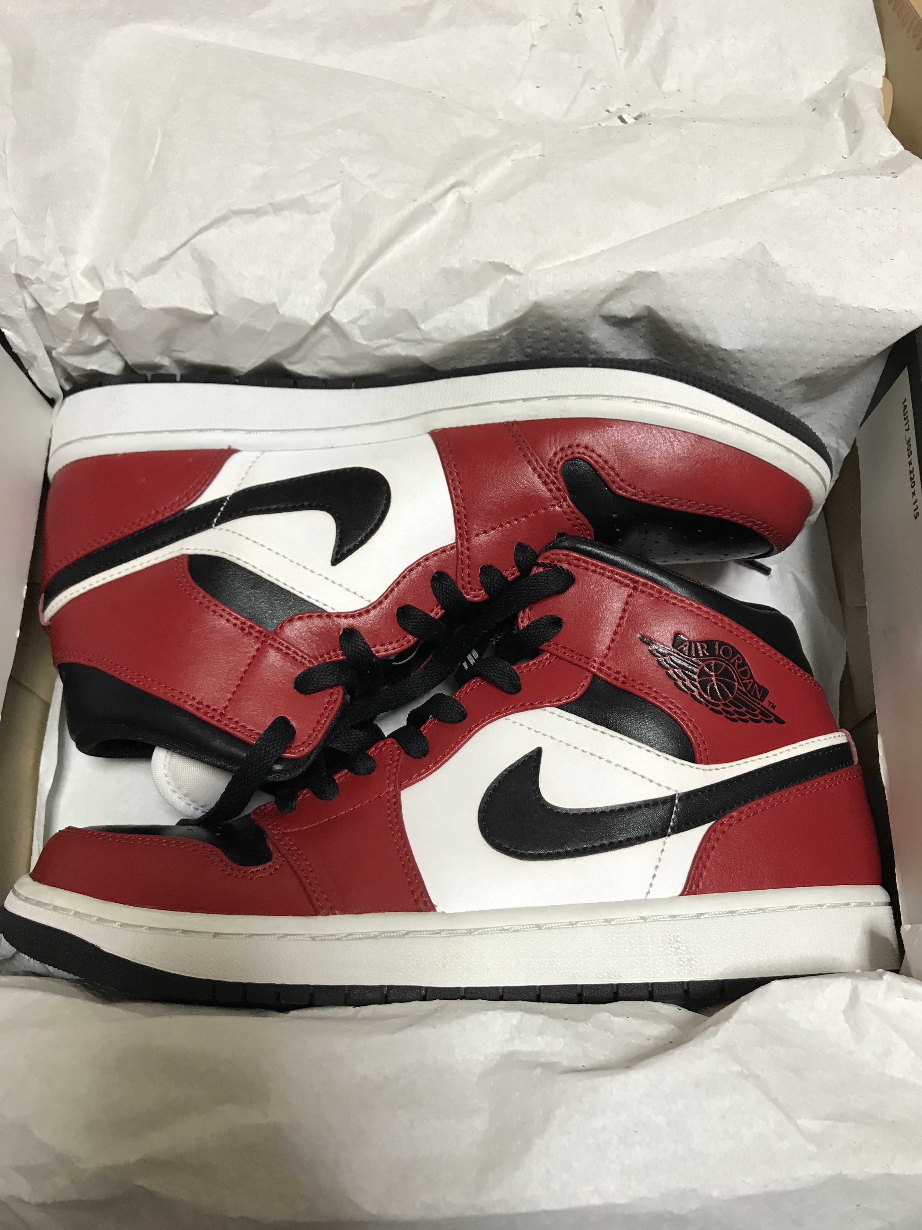 Nike Air Jordan 1 Mid "Chicago Black Toe"