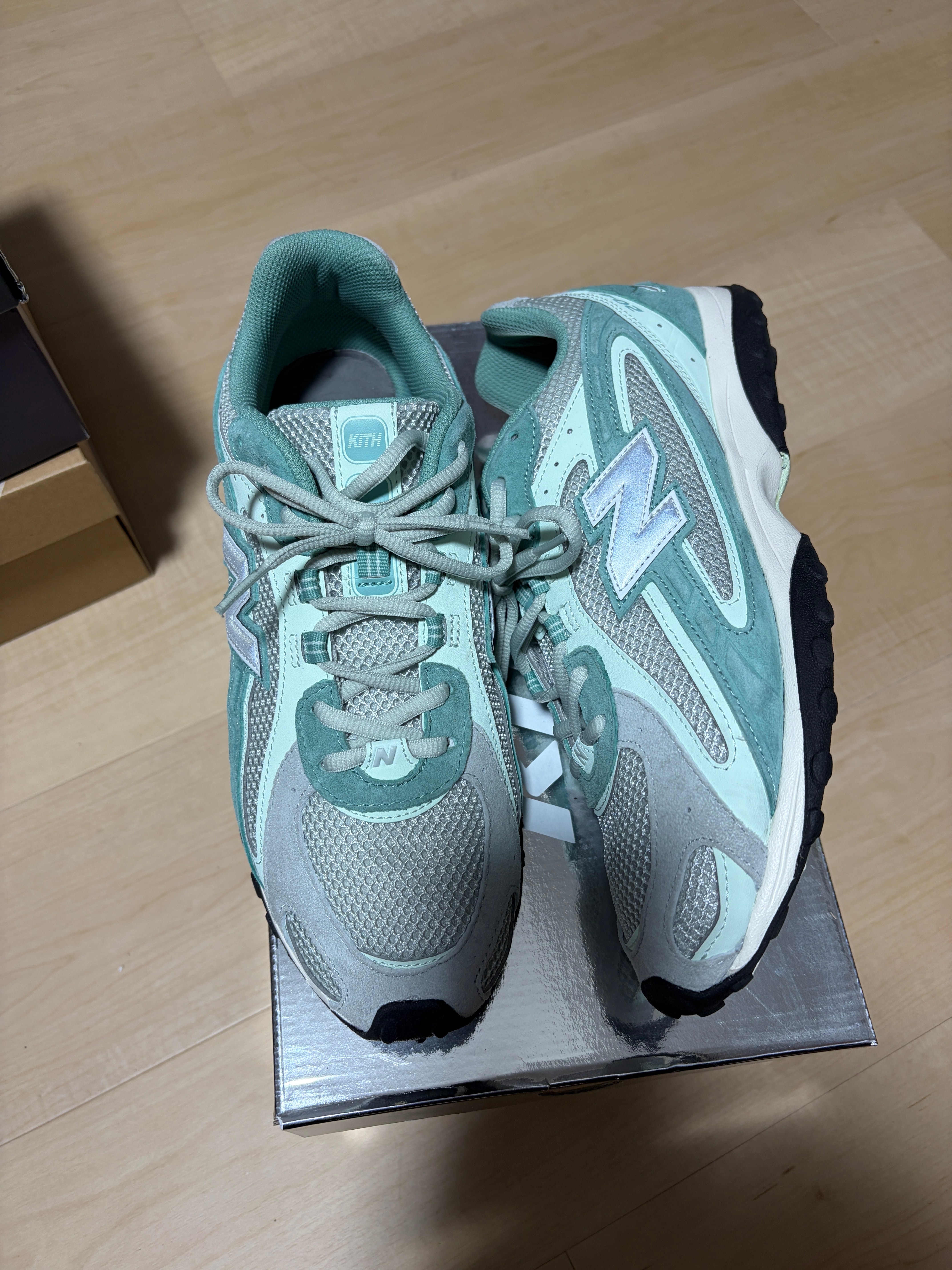 キス × ニューバランス 204 "ブルーベル"