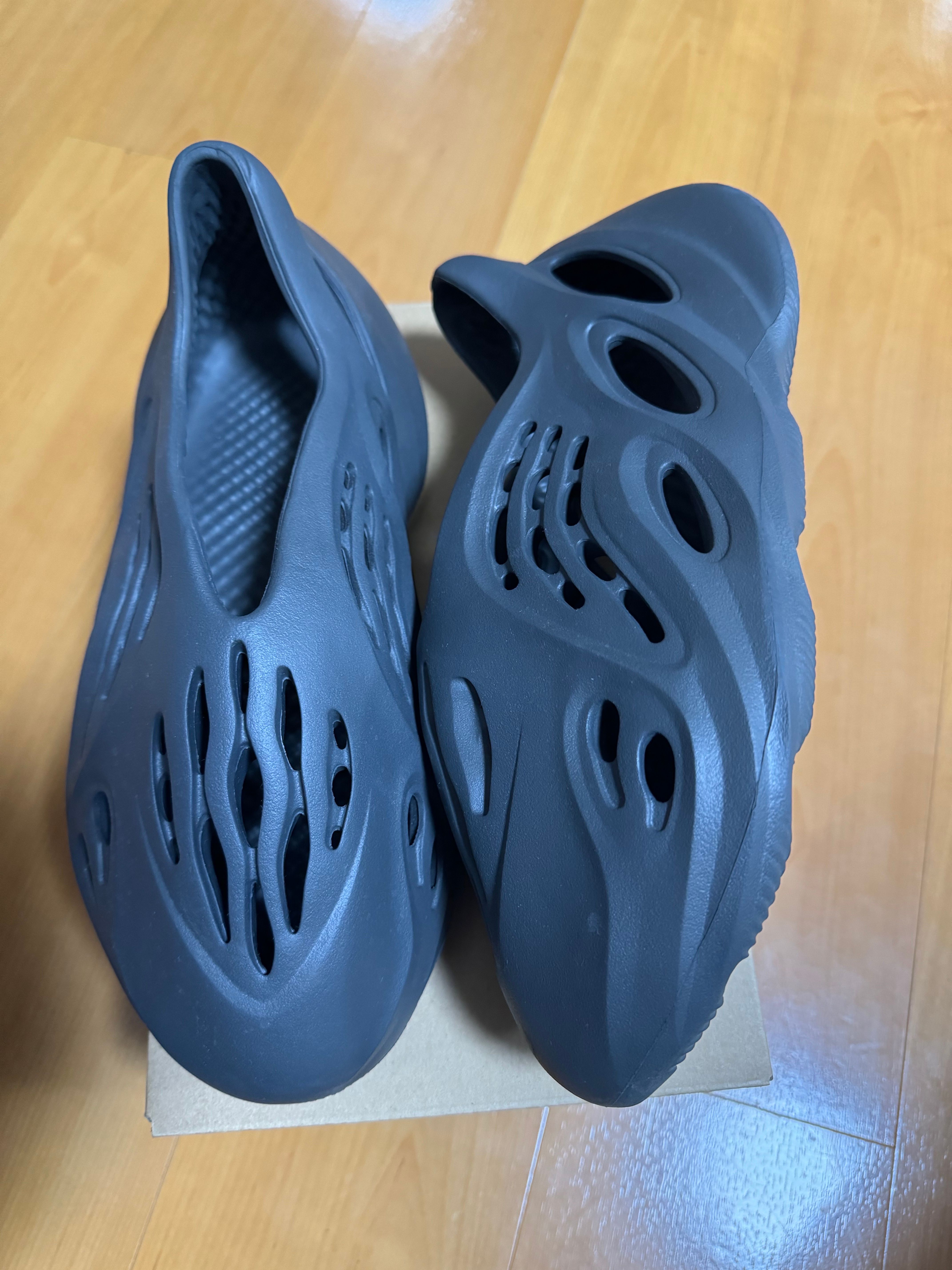 adidas YEEZY Foam Runner "Carbon"