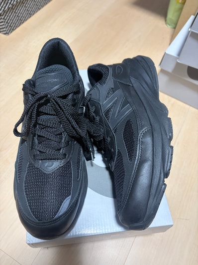 COMME des GARCONS HOMME × New Balance 990V6 "Black"