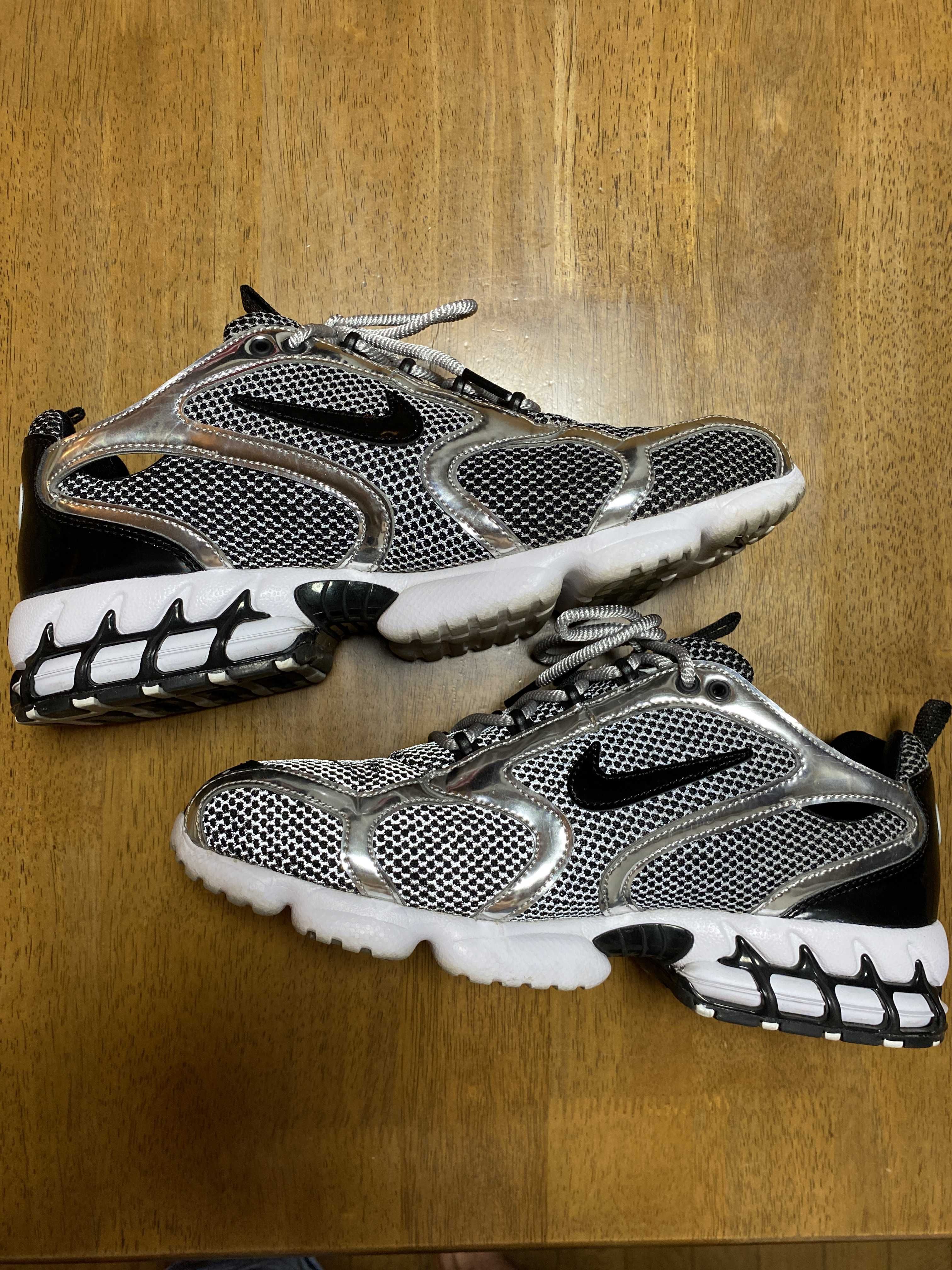 STUSSY × NIKE AIR ZOOM SPIRIDON CAGED "PURE PLATINUM/BLACK-WHITE"