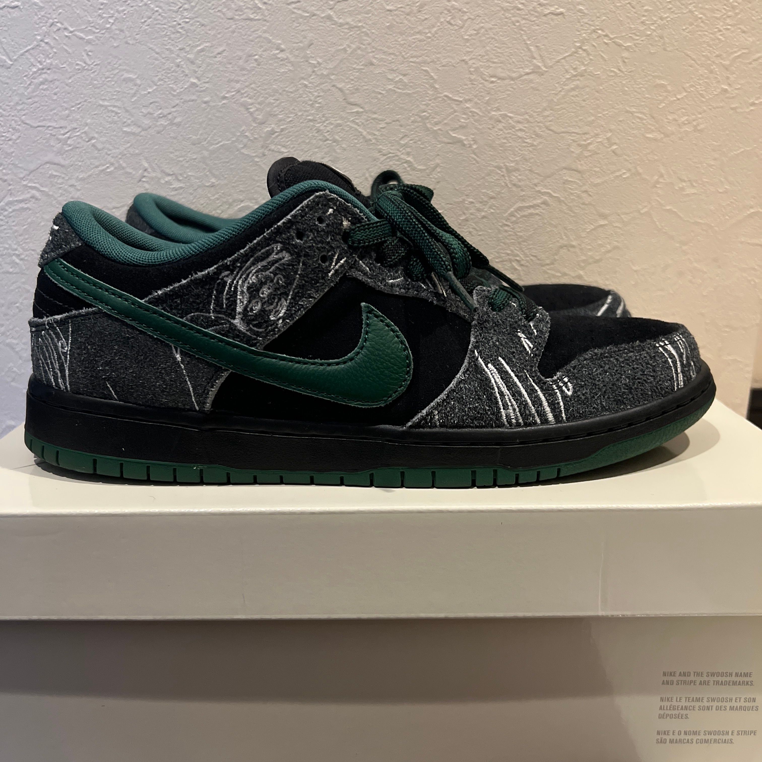 There Skateboards × Nike SB Dunk Low Pro "Anthracite and Gorge Green"