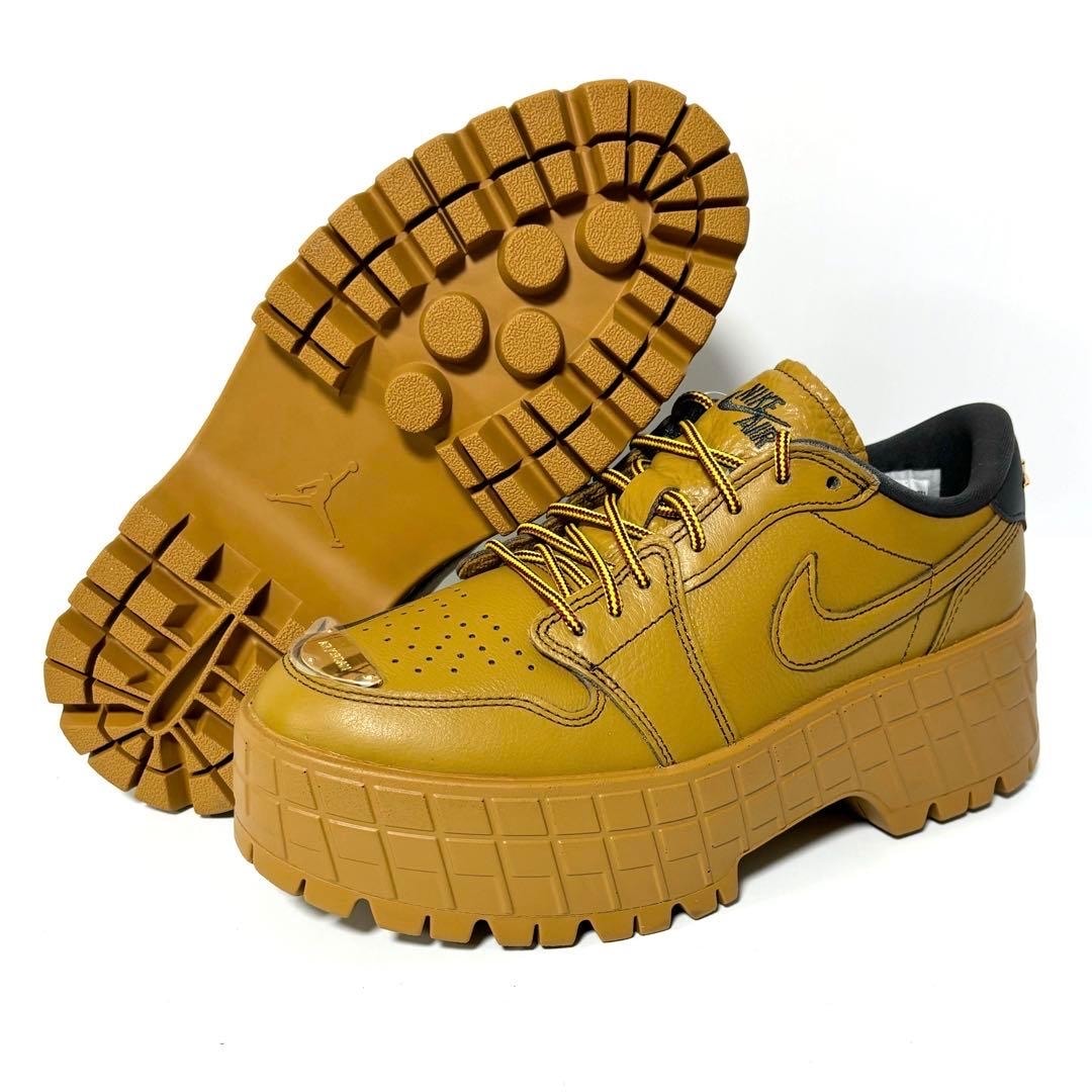 ナイキ ウィメンズ エアジョーダン1 ブルックリン ロー "ウィート/チームレッド/メタリックゴールド"