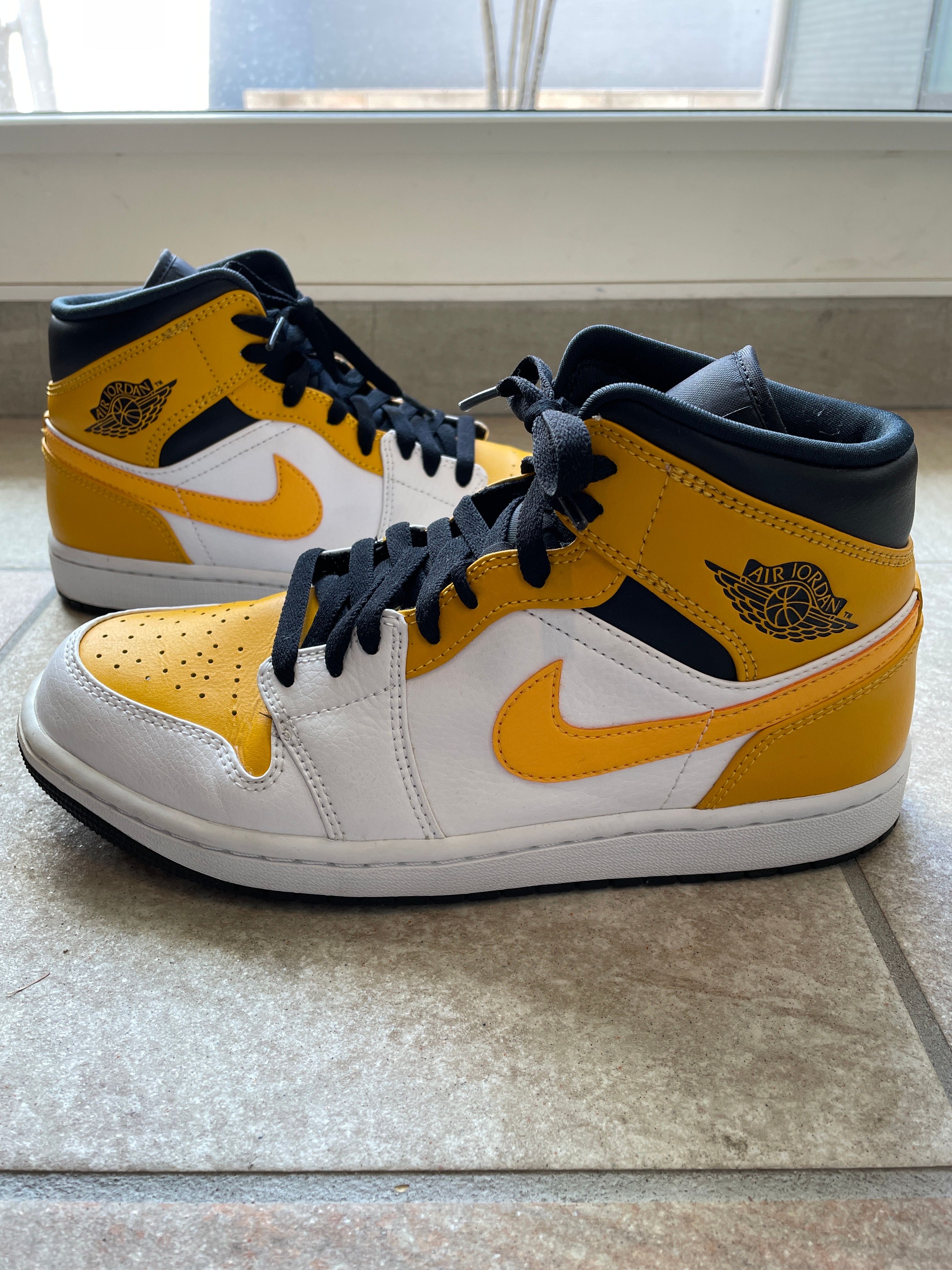 Nike Air Jordan 1 Mid "University Gold"