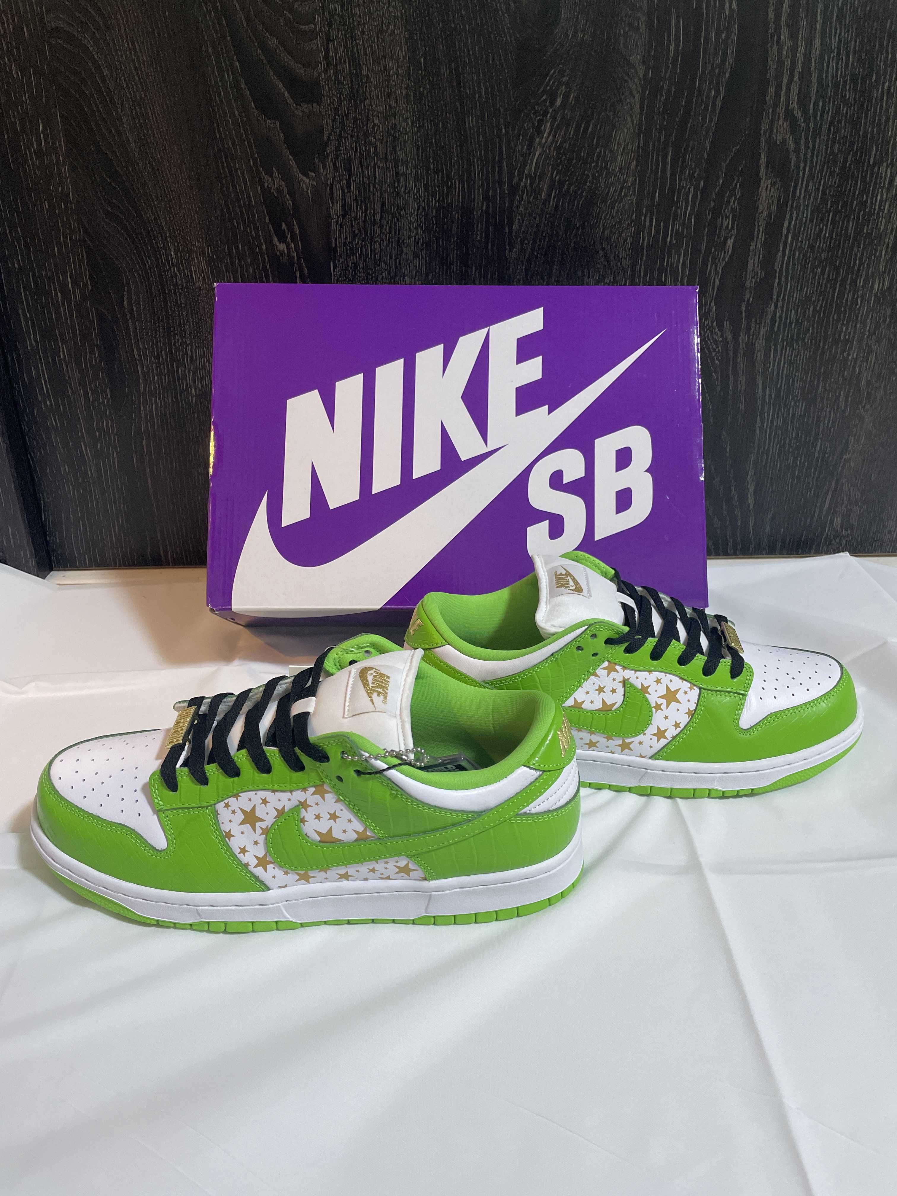 Supreme × Nike SB Dunk Low OG QS Gold Stars "White/Mean Green"