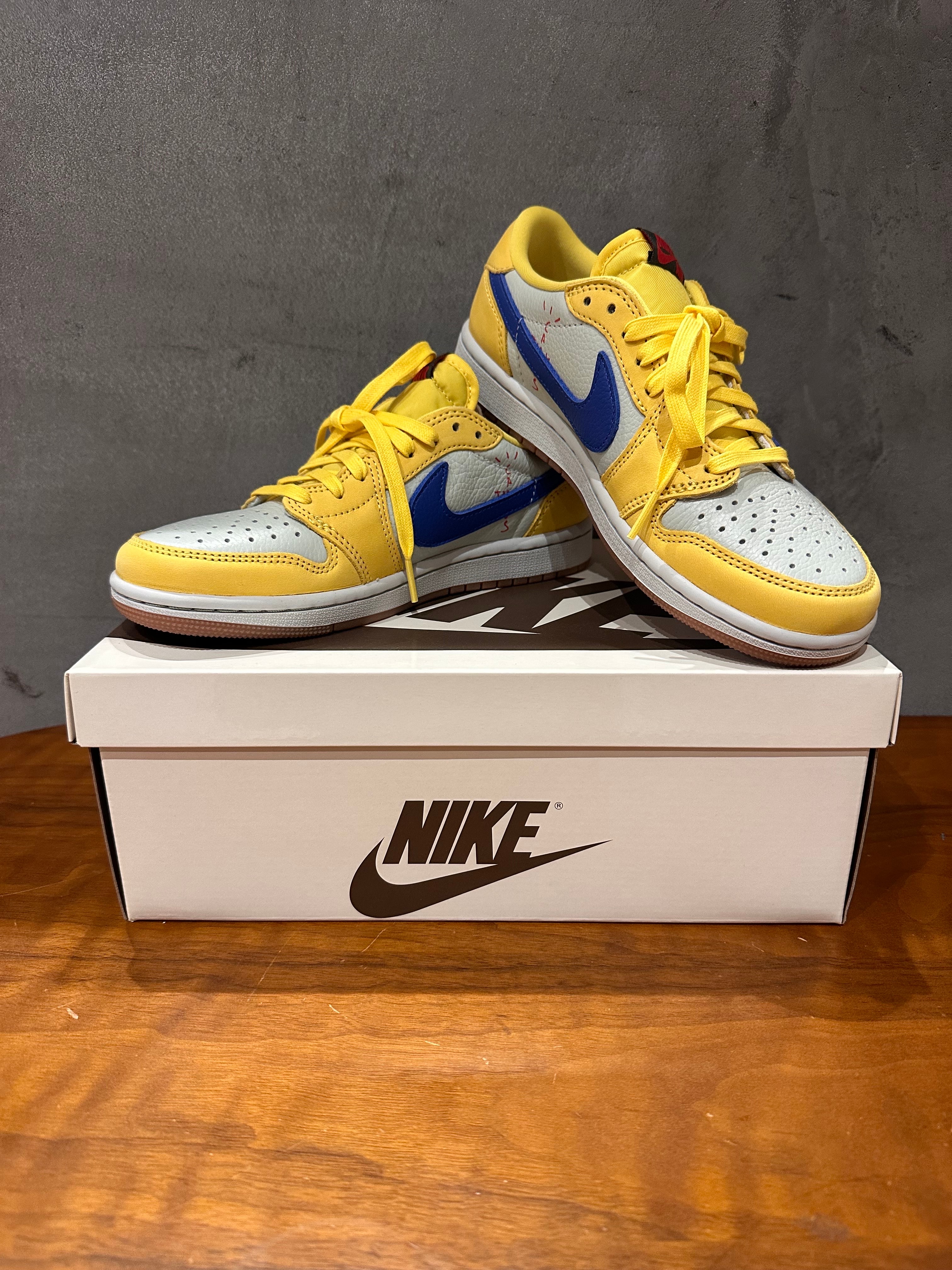 トラヴィス ナイキ エアジョーダン1 カナリー25.5cm トラヴィススコット × ナイキ ウィメンズ エアジョーダン1 レトロ ロー