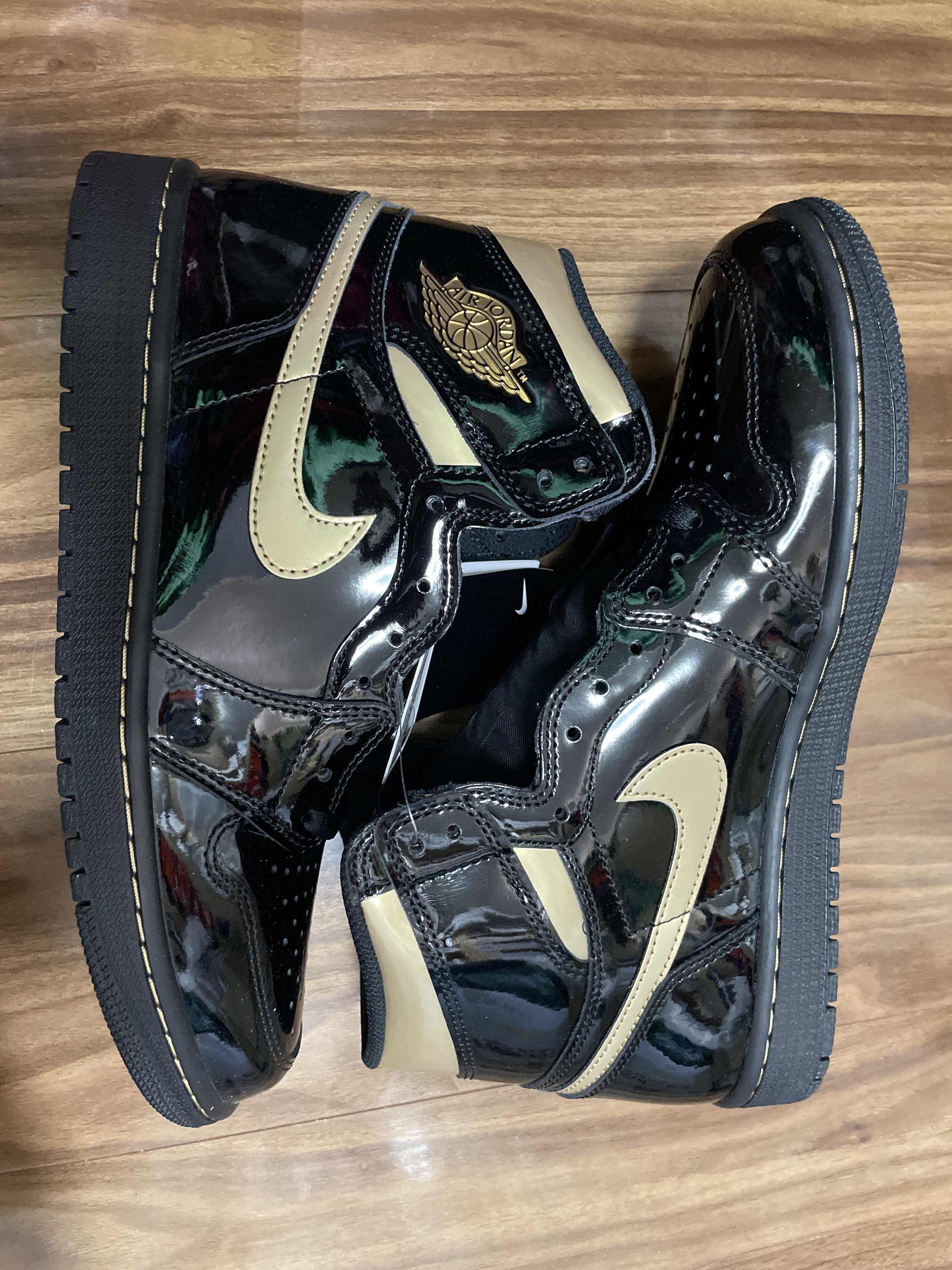 Nike Air Jordan 1 High OG "Black-Metalic Gold"