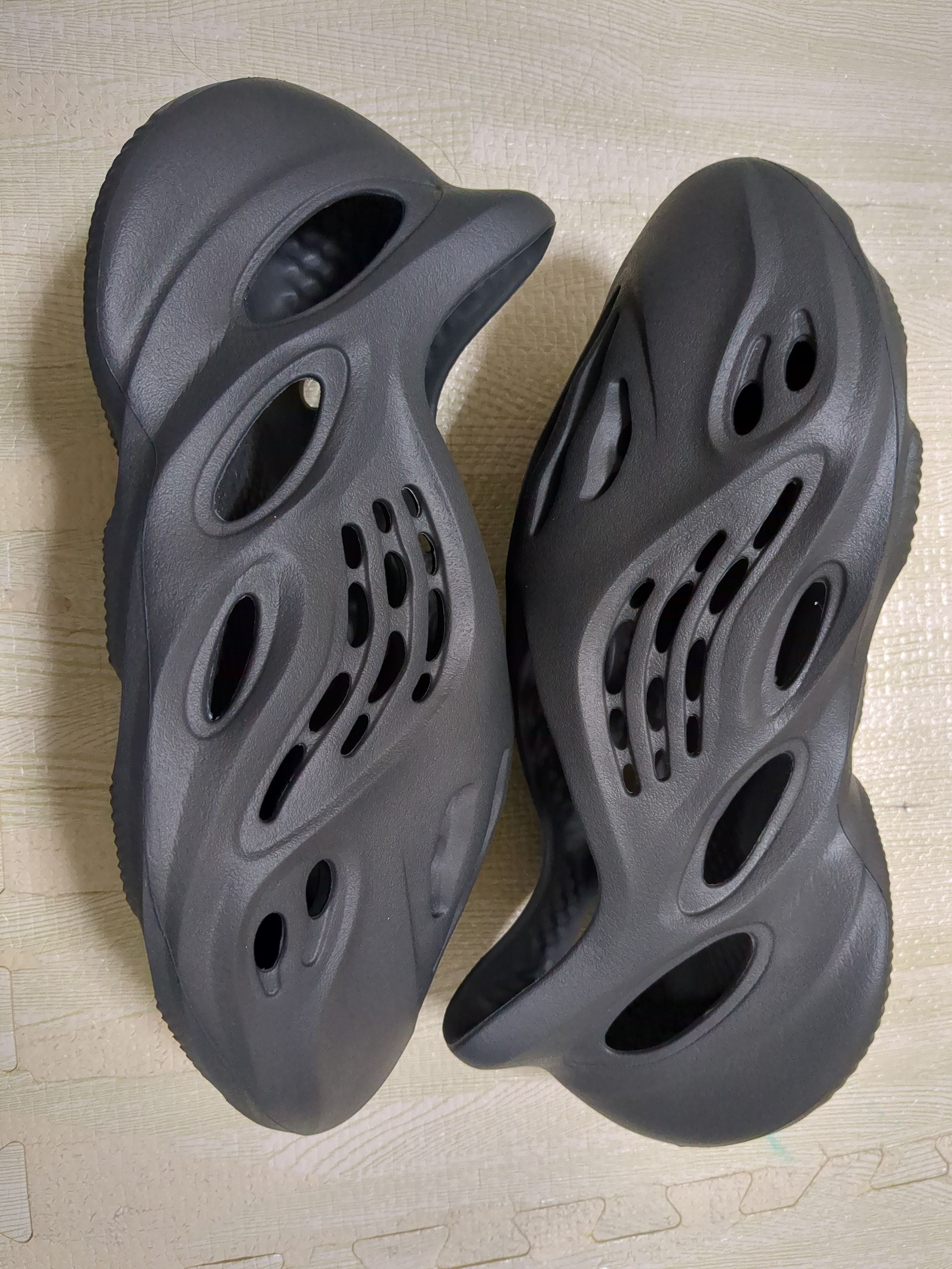 adidas YEEZY Foam Runner "Carbon"