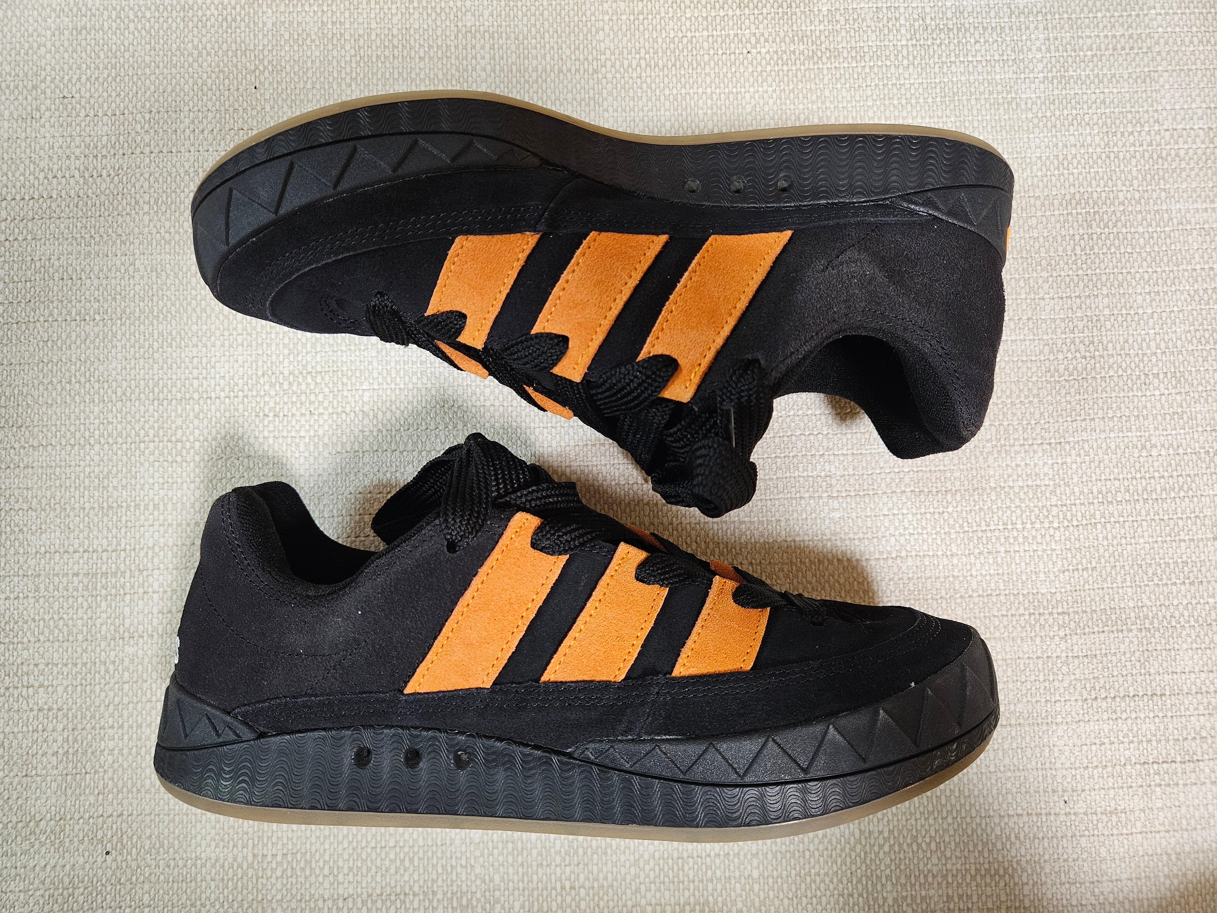 ジャマル・スミス × アディダス アディマティック "コアブラック/オレンジラッシュ"