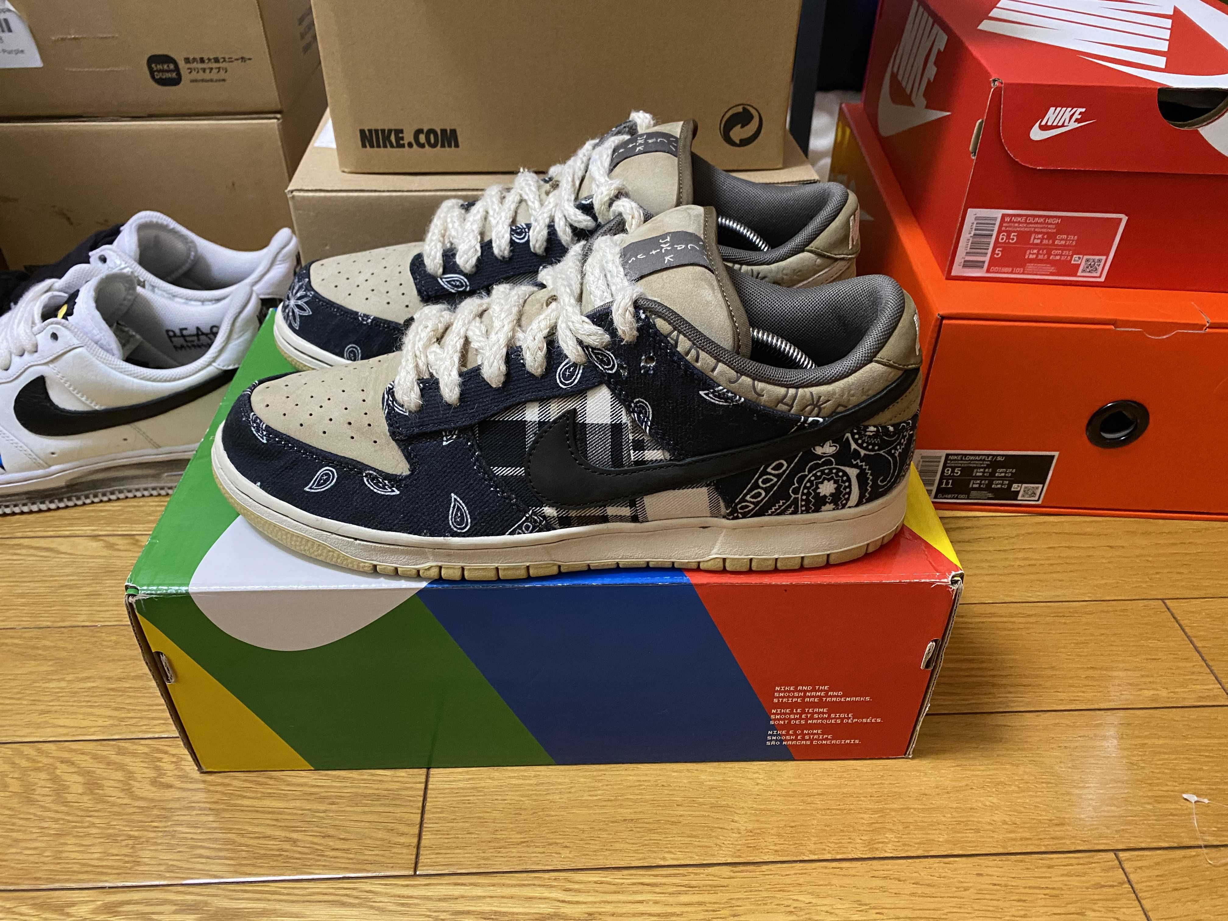 Travis Scott × Nike SB Dunk Low "Black/Parachute Beige"