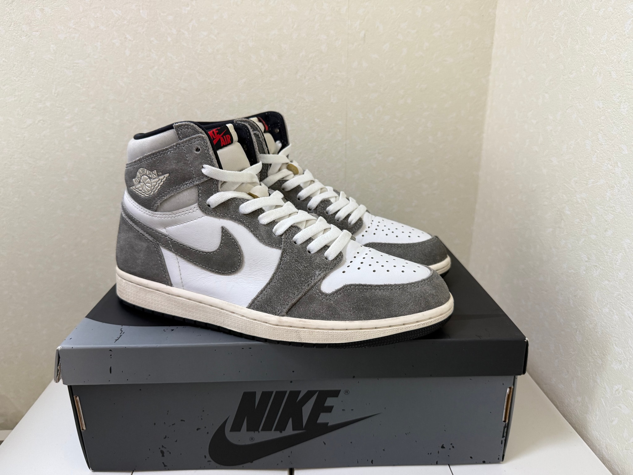 Nike Air Jordan 1 Retro High OG "Black and Smoke Grey"