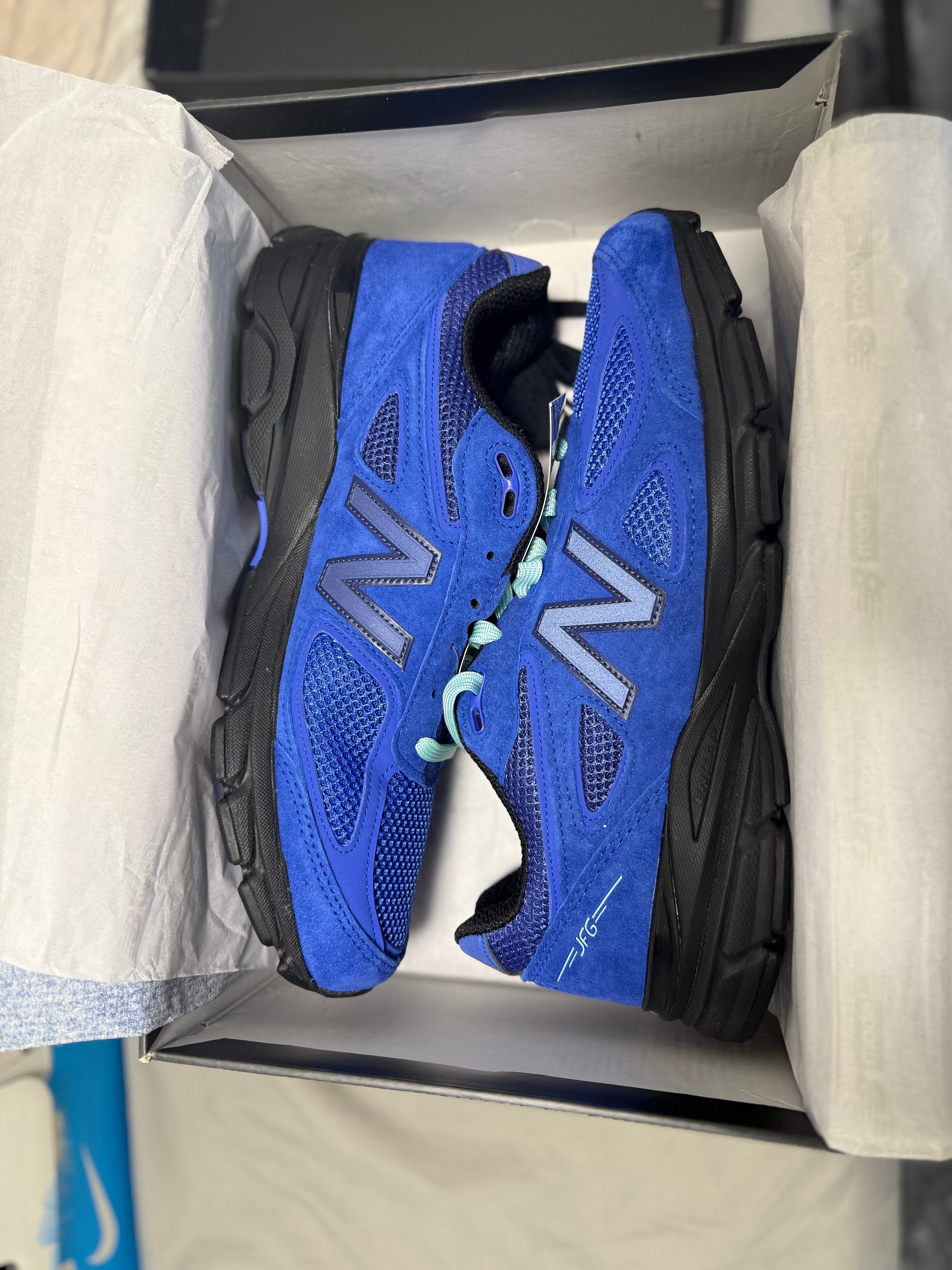 ジョー・フレッシュグッズ × ニューバランス 990V4 "ケイシャブルー"