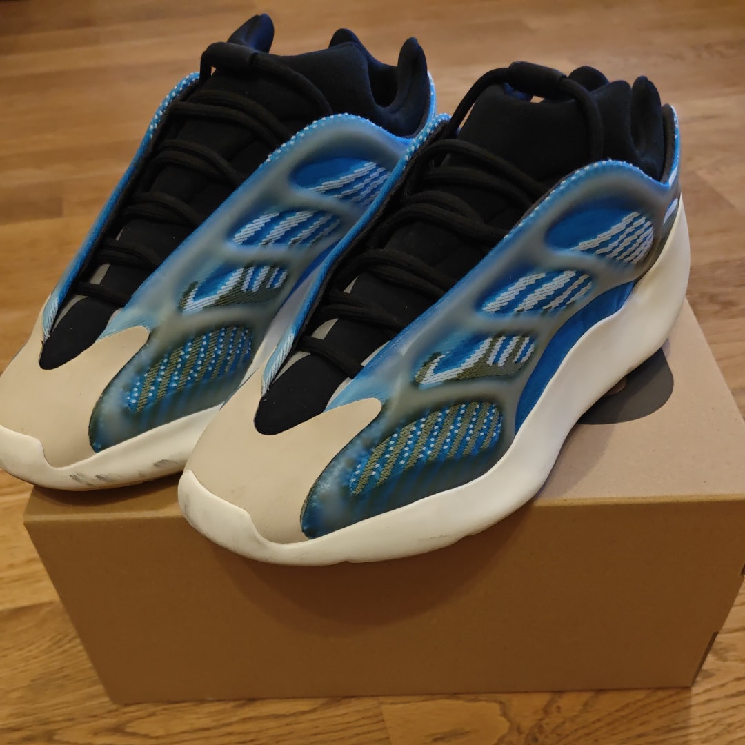 adidas YEEZY 700 V3 "Arzareth"