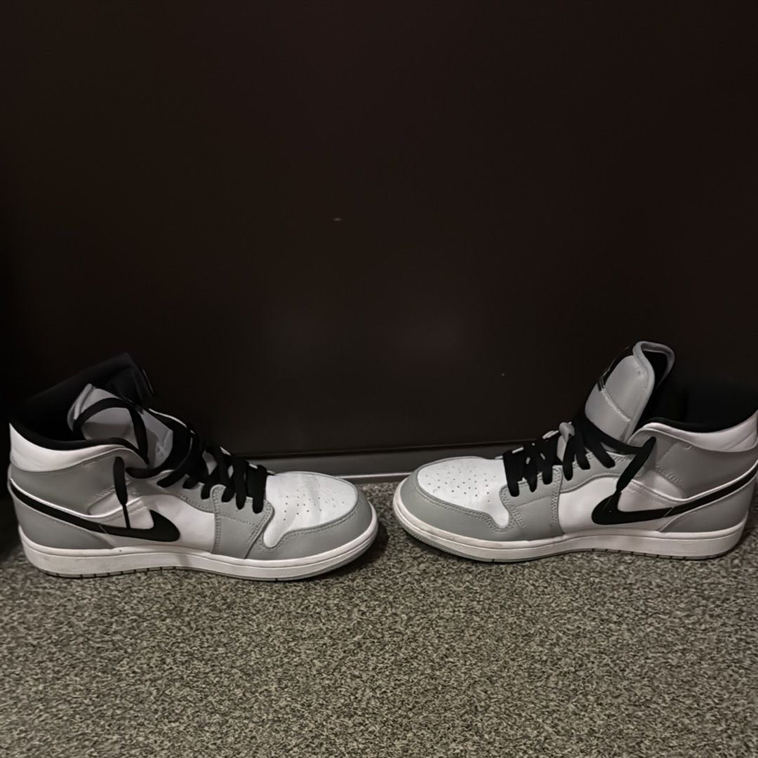 Nike Air Jordan 1 Mid "Light Smoke Grey/White/Black"