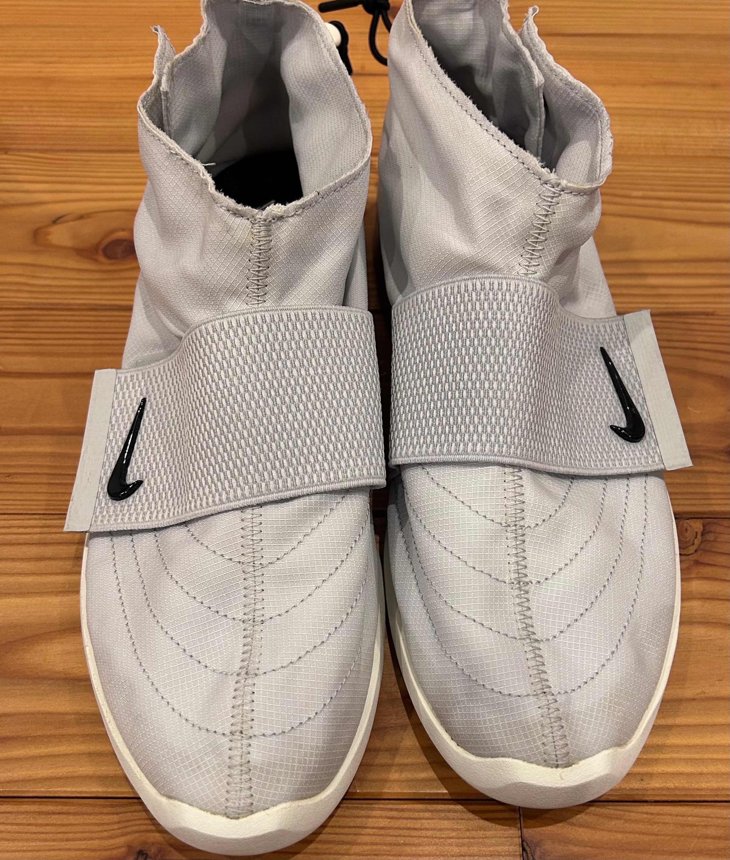 フィアオブゴッド × ナイキ エアモック "ピュアプラチナム"