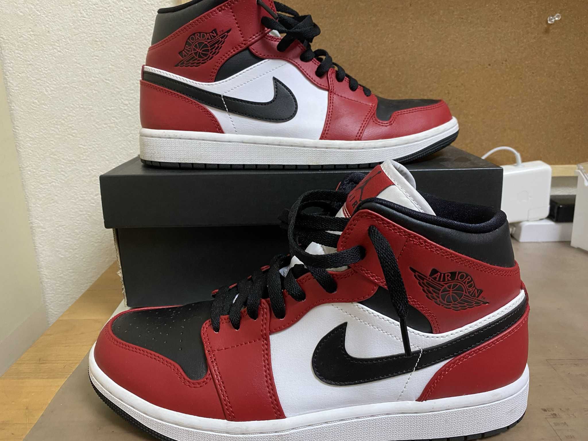 Nike Air Jordan 1 Mid "Chicago Black Toe"