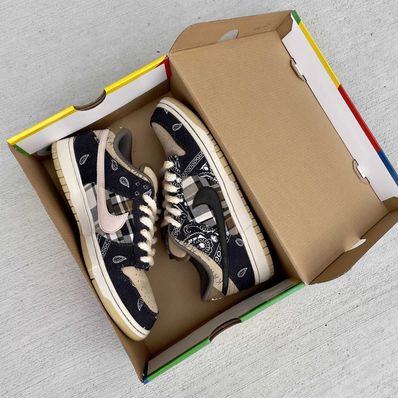 Travis Scott × Nike SB Dunk Low "Black/Parachute Beige"