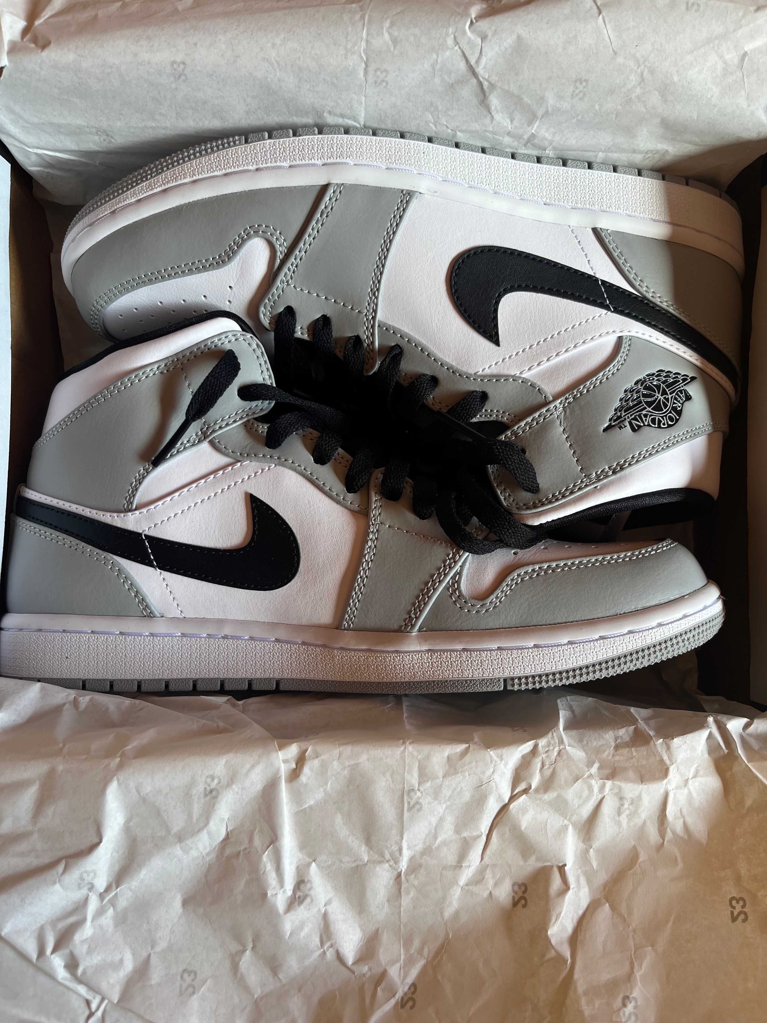 Nike Air Jordan 1 Mid "Light Smoke Grey/White/Black"