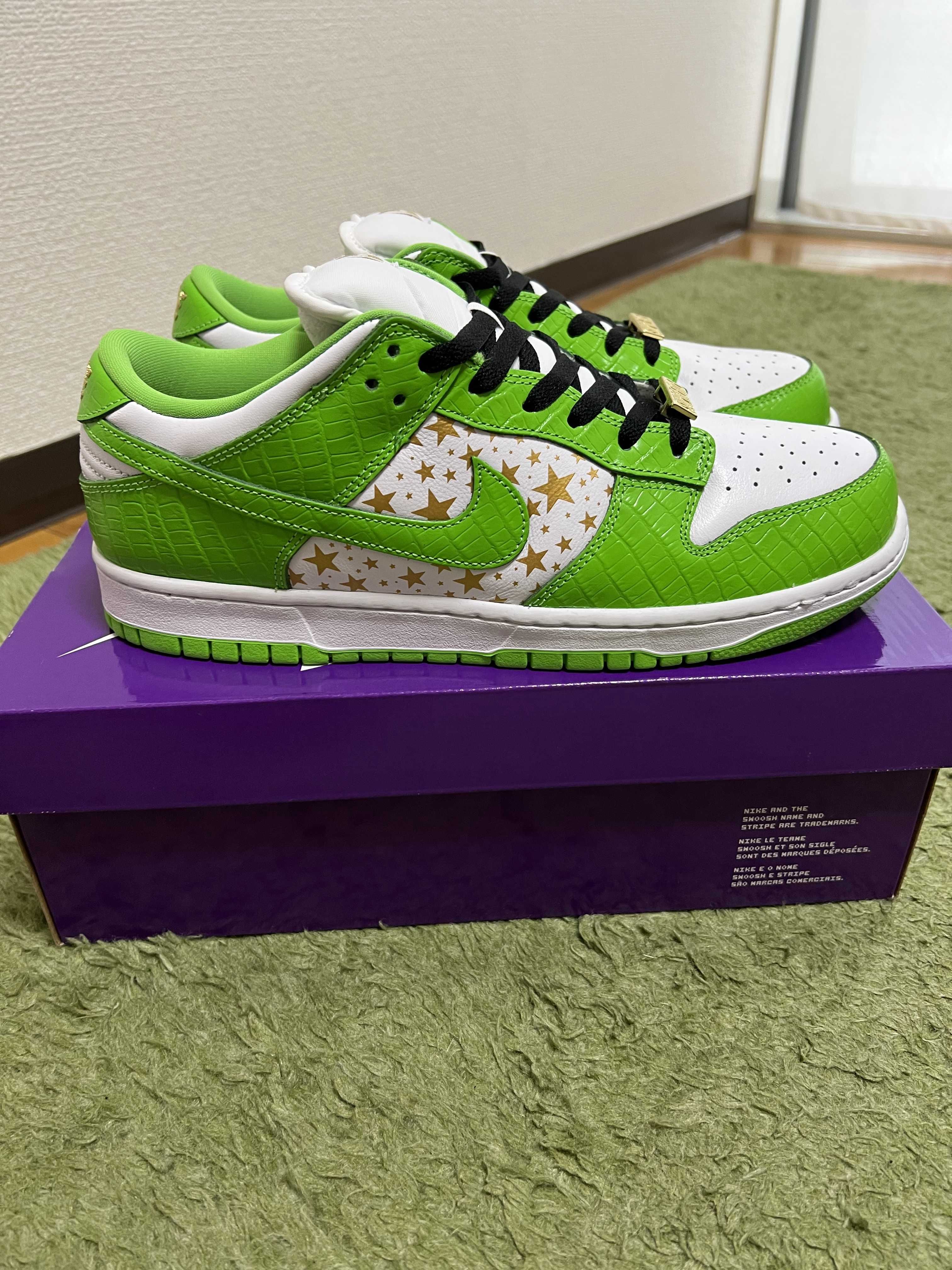 Supreme × Nike SB Dunk Low OG QS Gold Stars "White/Mean Green"
