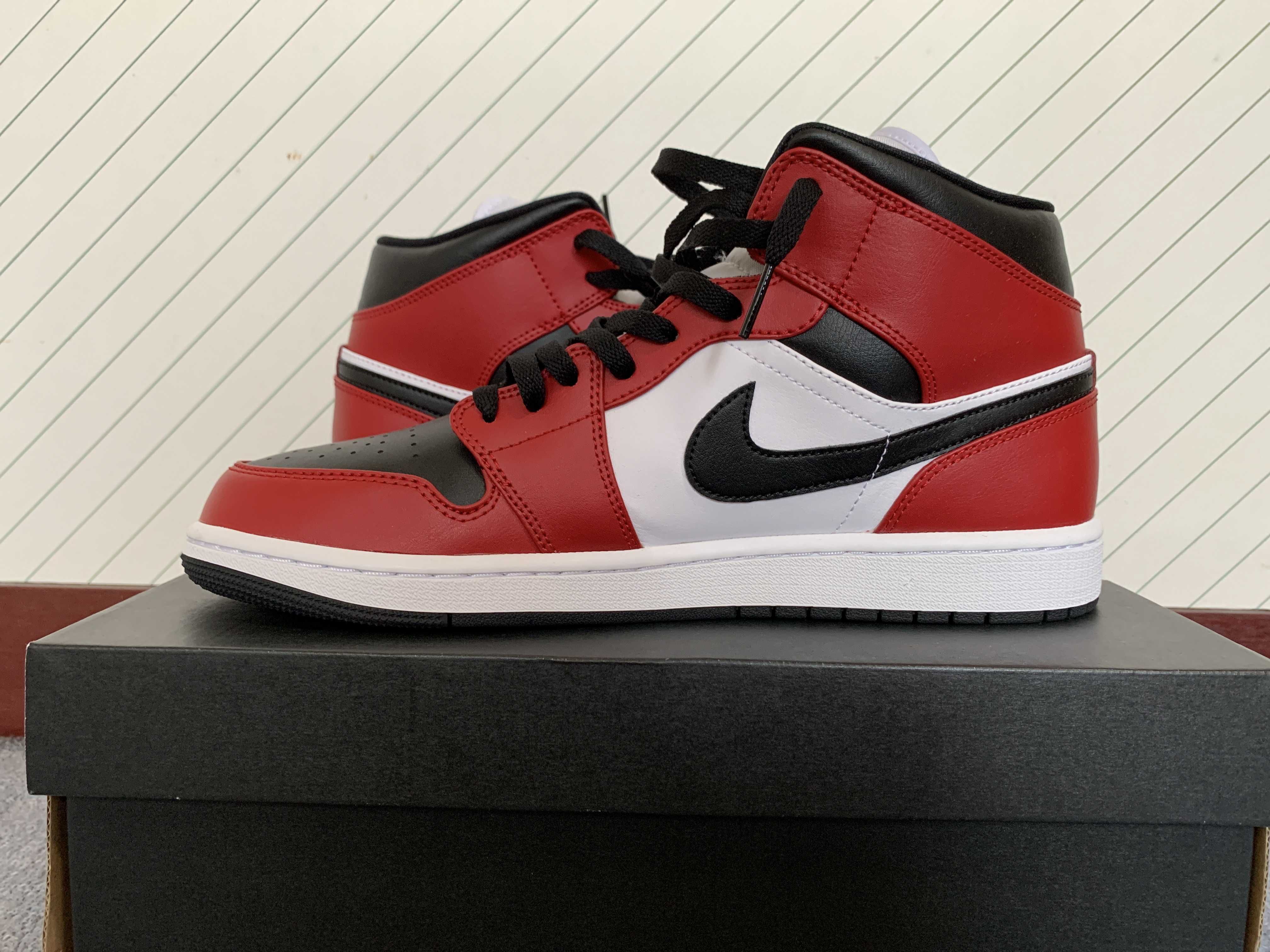 Nike Air Jordan 1 Mid "Chicago Black Toe"