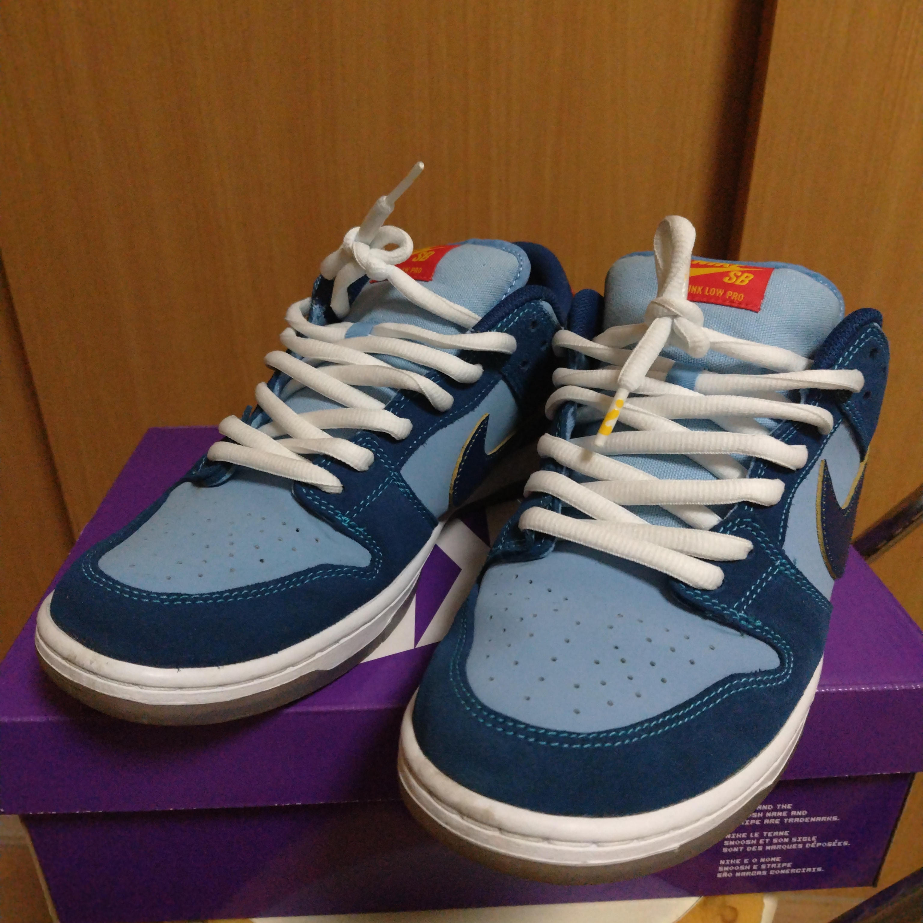 ワイ ソー サッド? × ナイキ SB ダンクロー "コースタルブルー/スピードイエロー-ユニバーシティレッド"