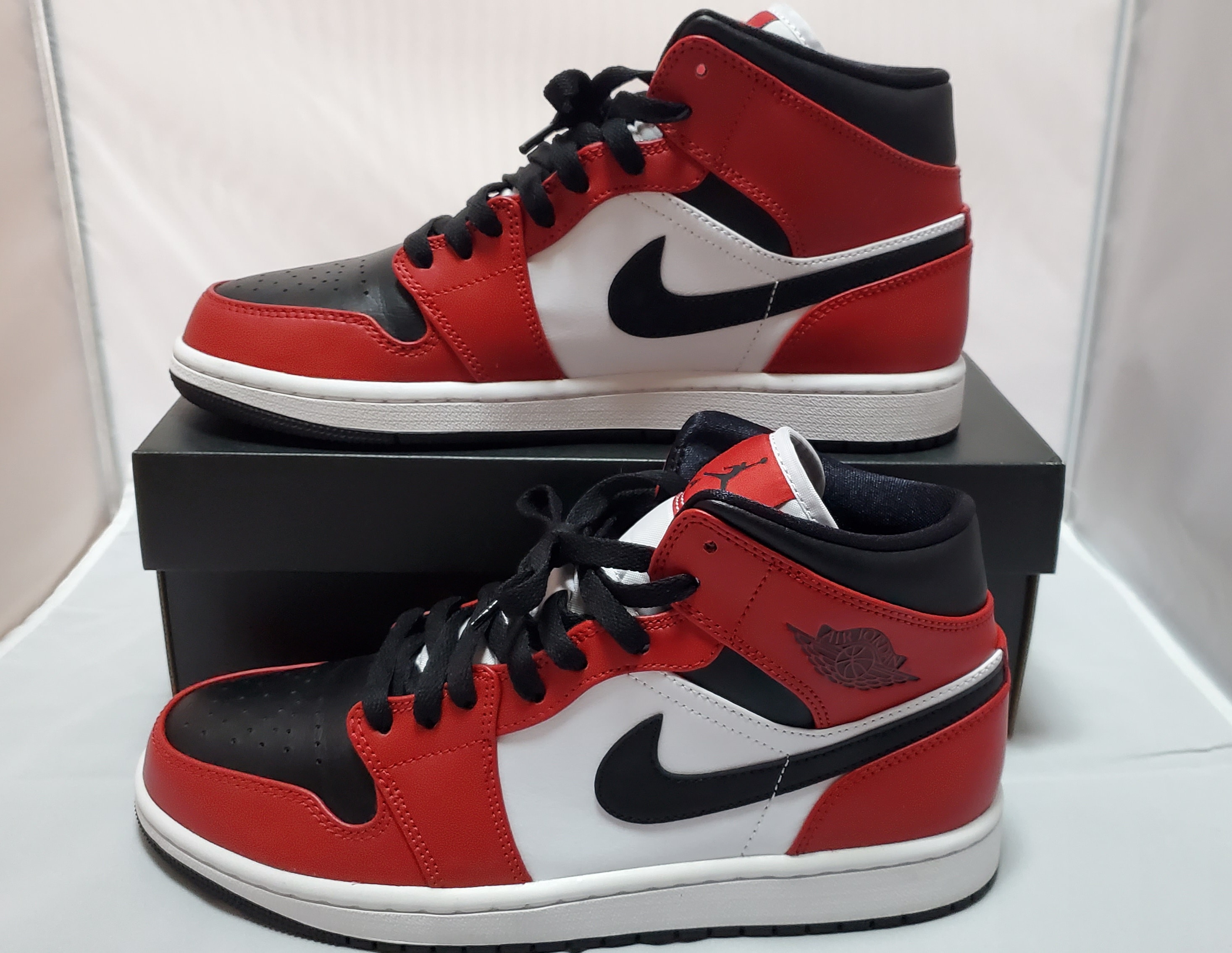 Nike Air Jordan 1 Mid "Chicago Black Toe"