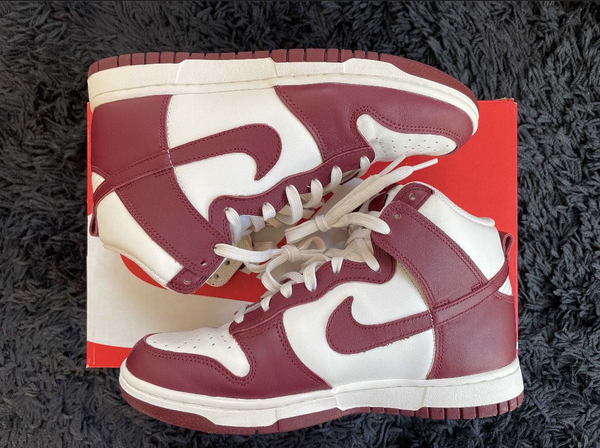 NIKE Women's DUNK HIGH "TEAM RED"