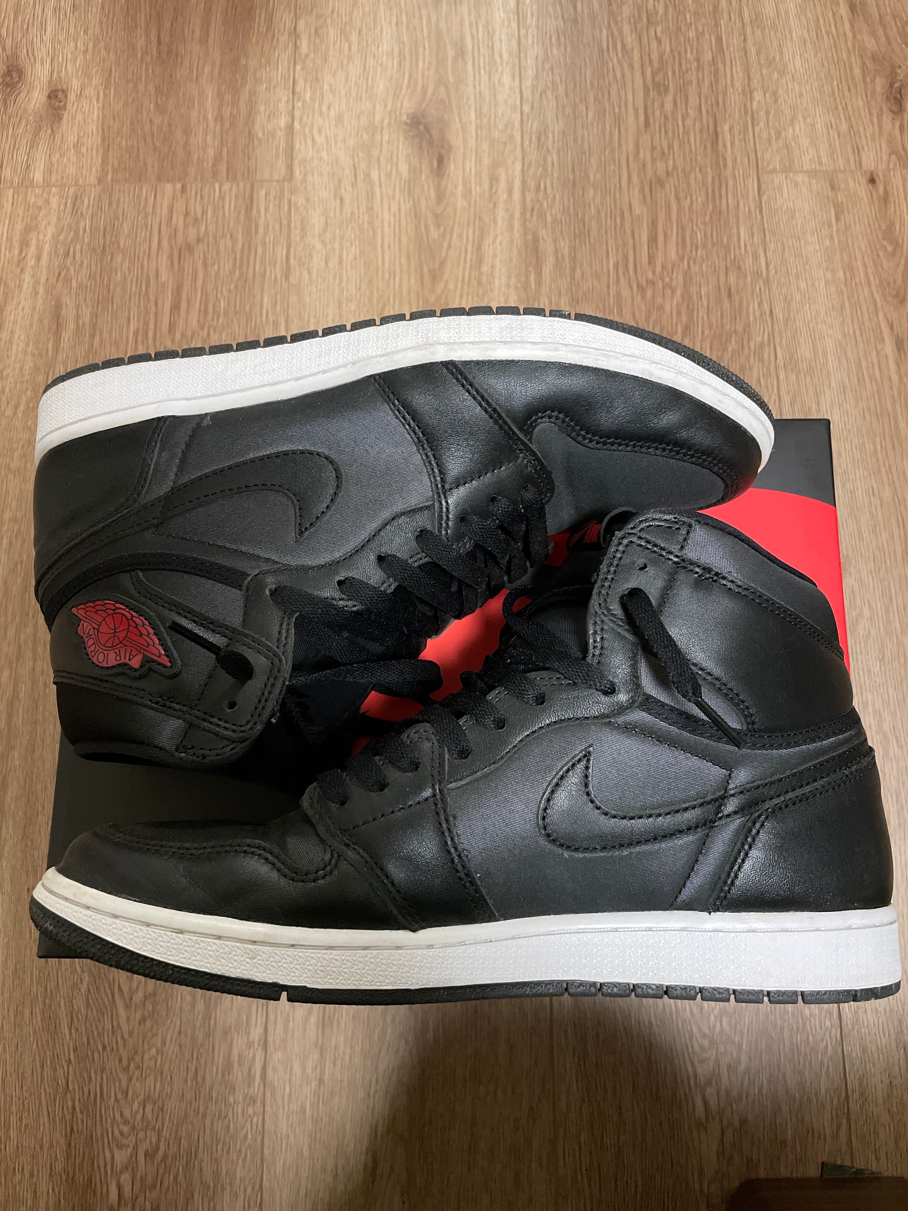 Nike Air Jordan 1 Retro High OG "Black/Metallic Silver/Gym Red"