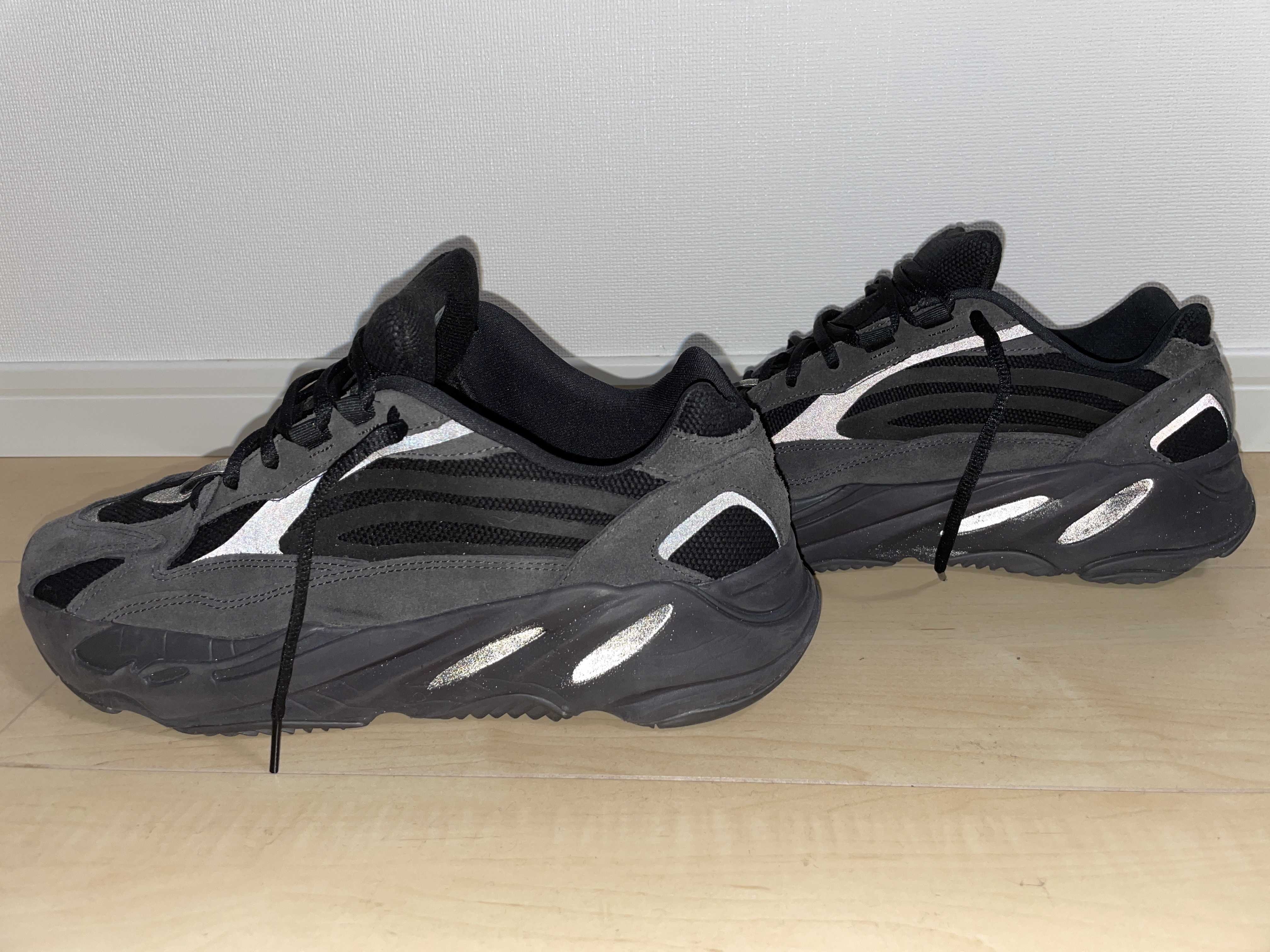 adidas YEEZY BOOST 700 V2 "Vanta"
