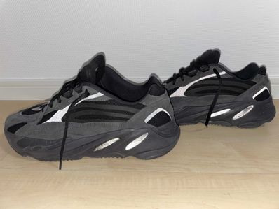adidas YEEZY BOOST 700 V2 "Vanta"