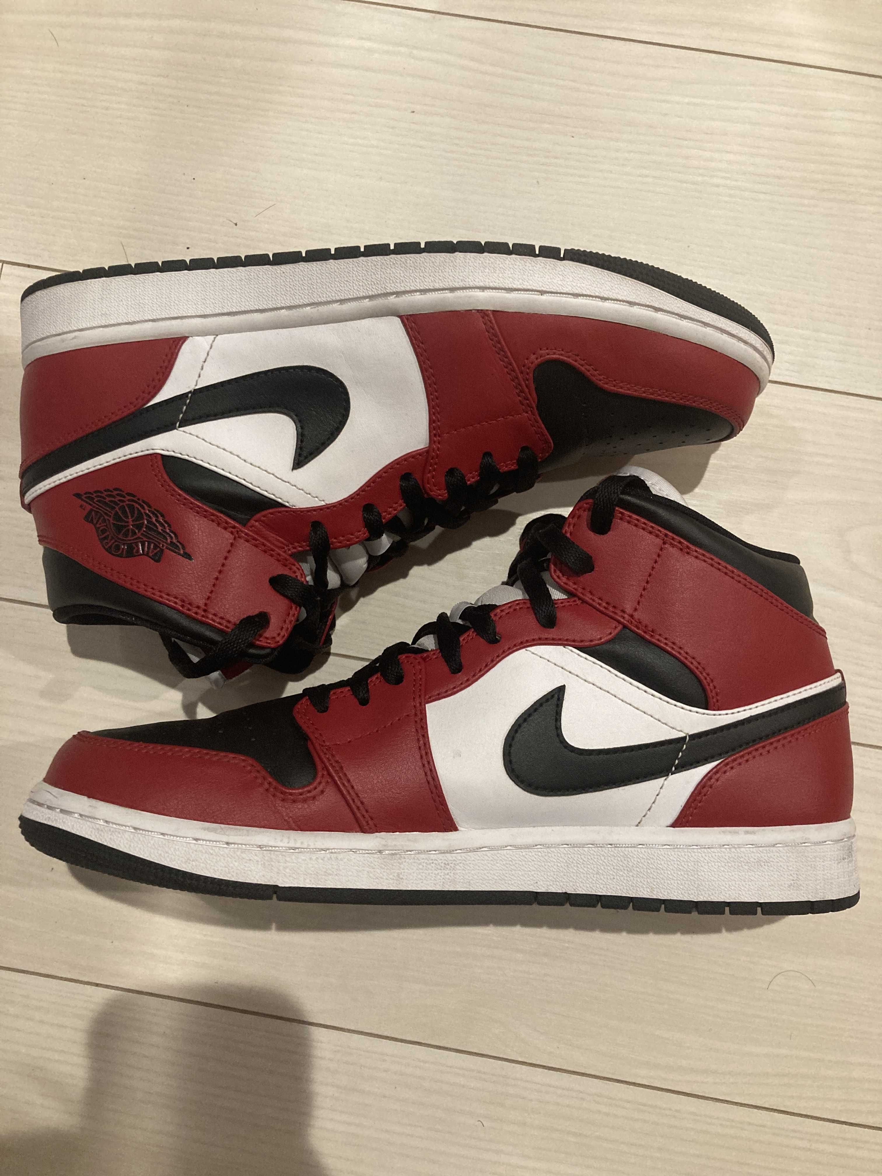 Nike Air Jordan 1 Mid "Chicago Black Toe"