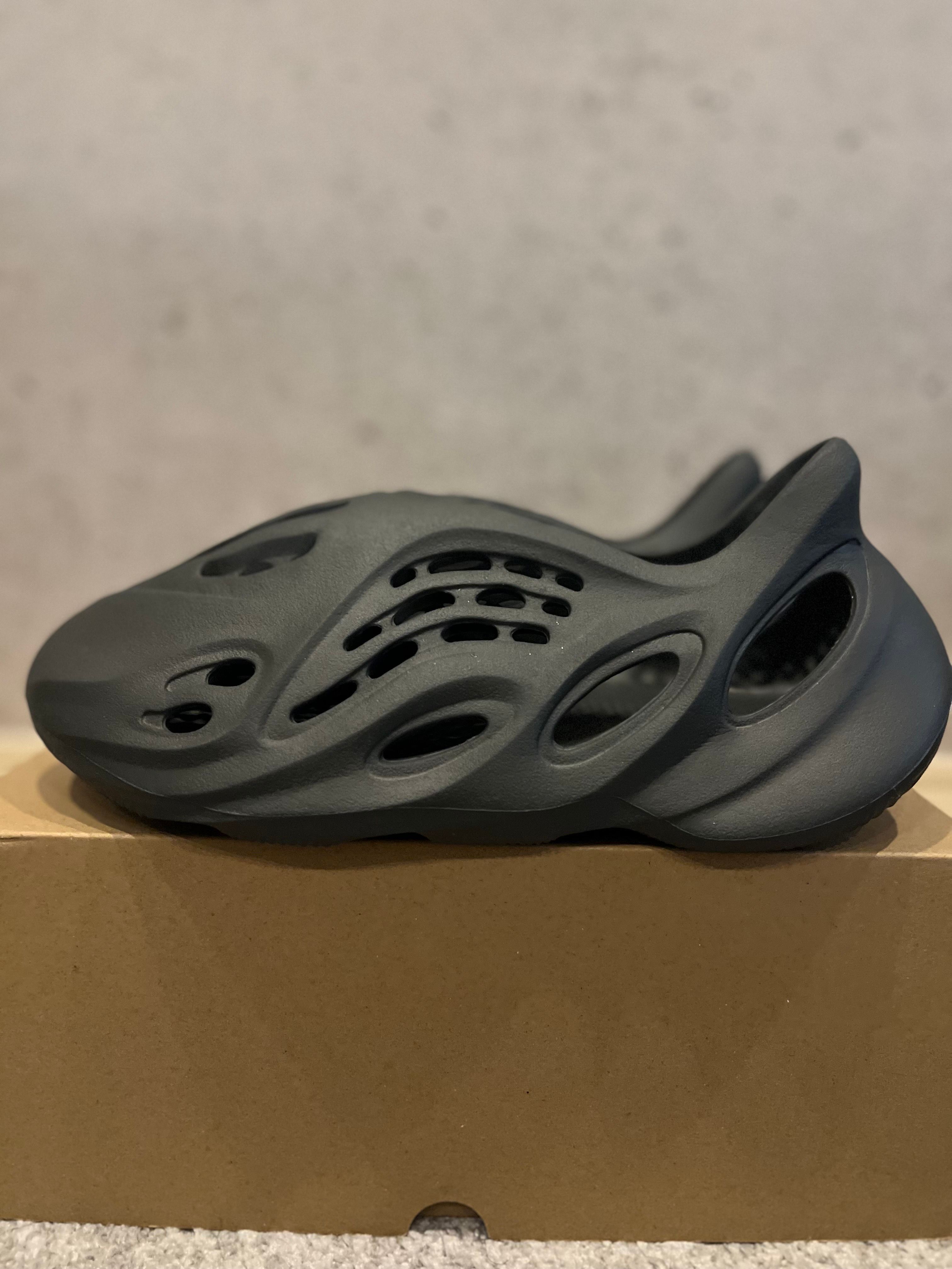 adidas YEEZY Foam Runner "Carbon"